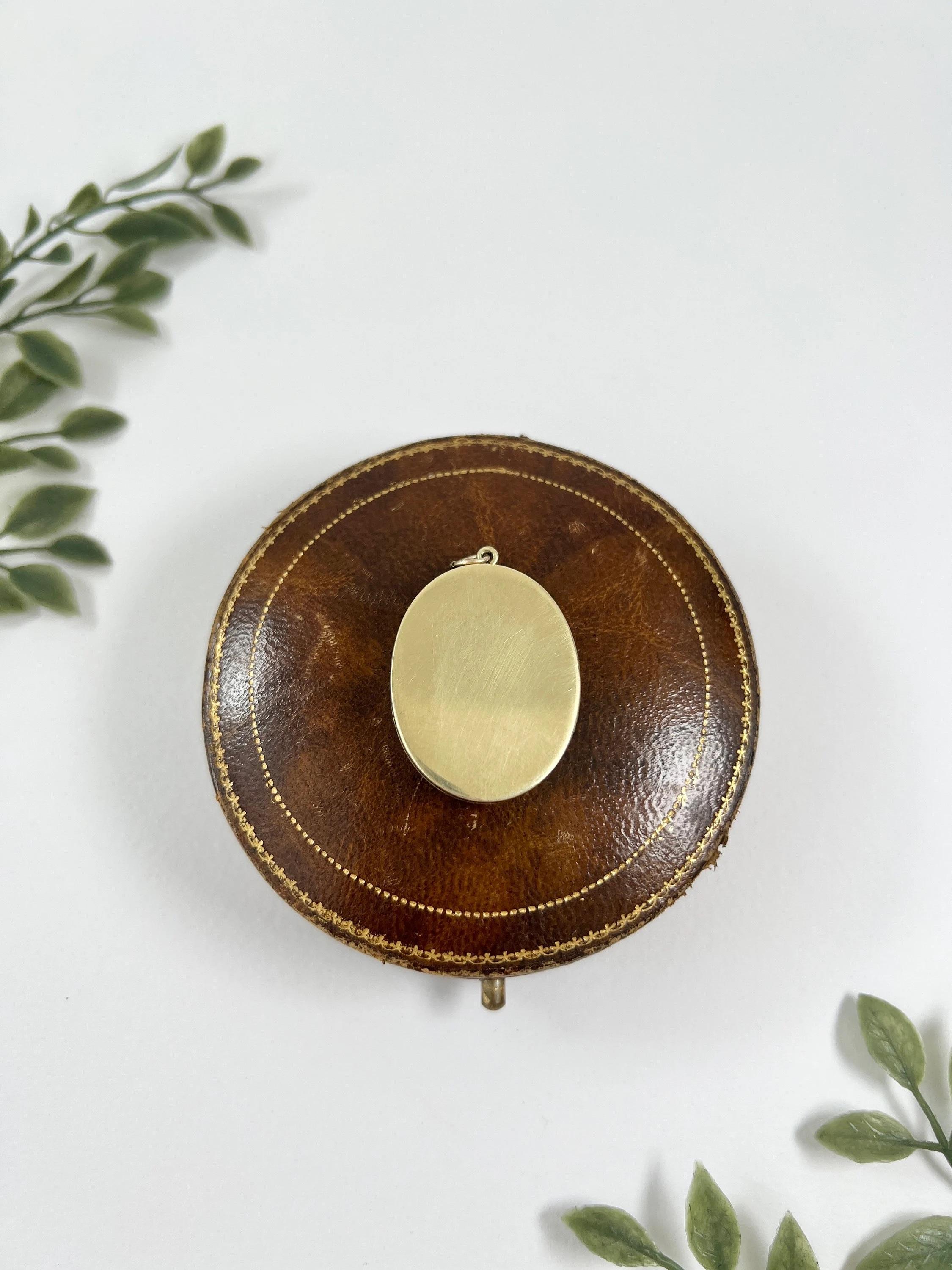 Taille ovale Médaillon édouardien ancien en or jaune 18 carats, onyx et perles naturelles en vente
