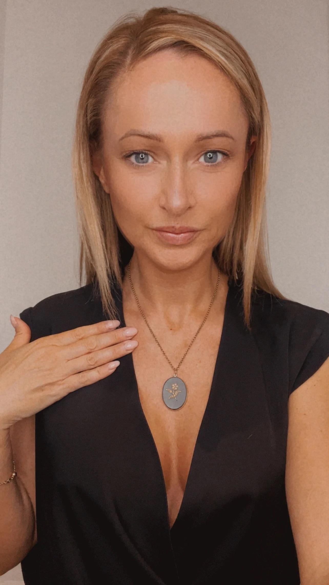 Médaillon édouardien ancien en or jaune 18 carats, onyx et perles naturelles en vente 1