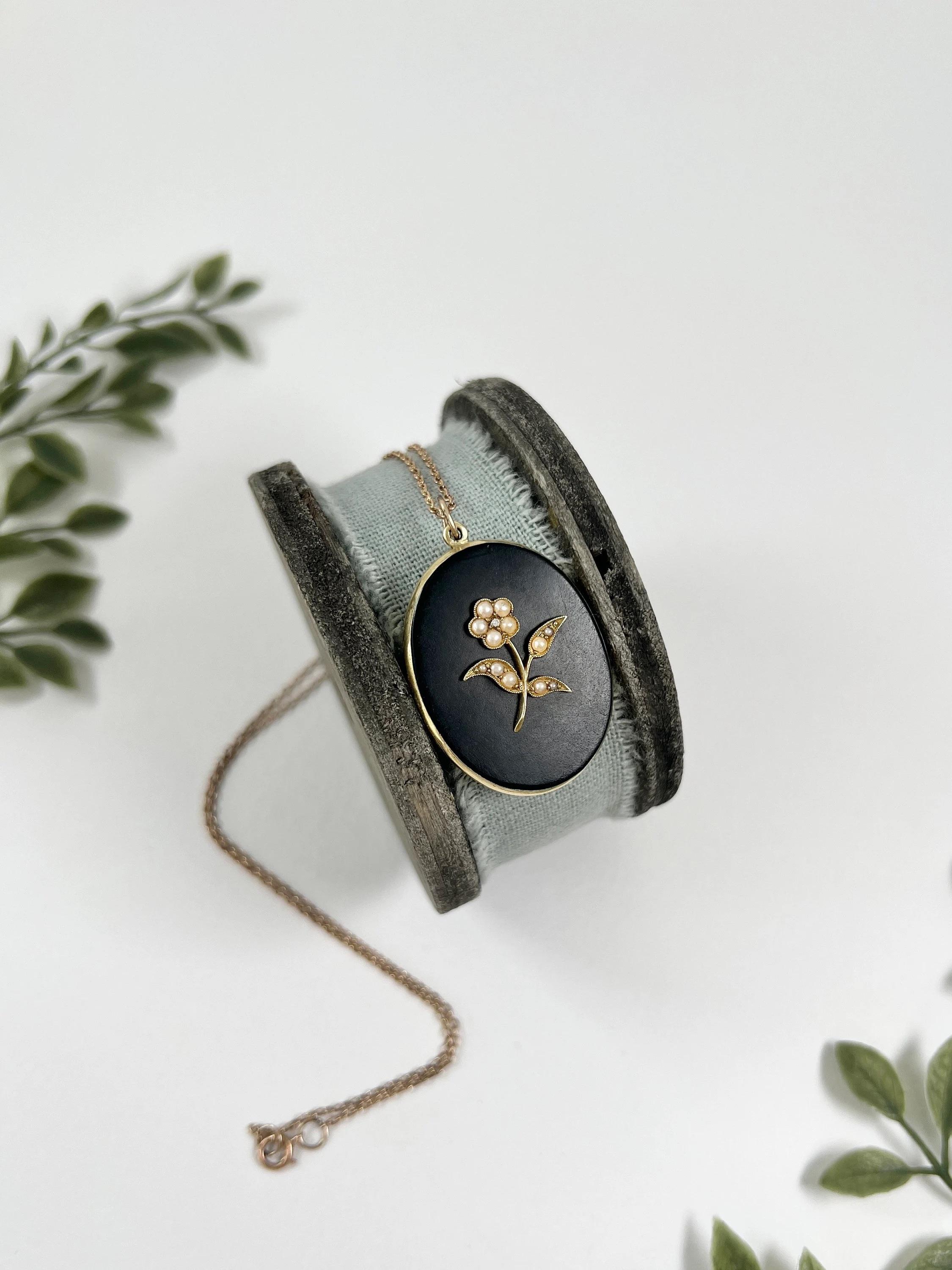 Médaillon édouardien ancien en or jaune 18 carats, onyx et perles naturelles en vente 2