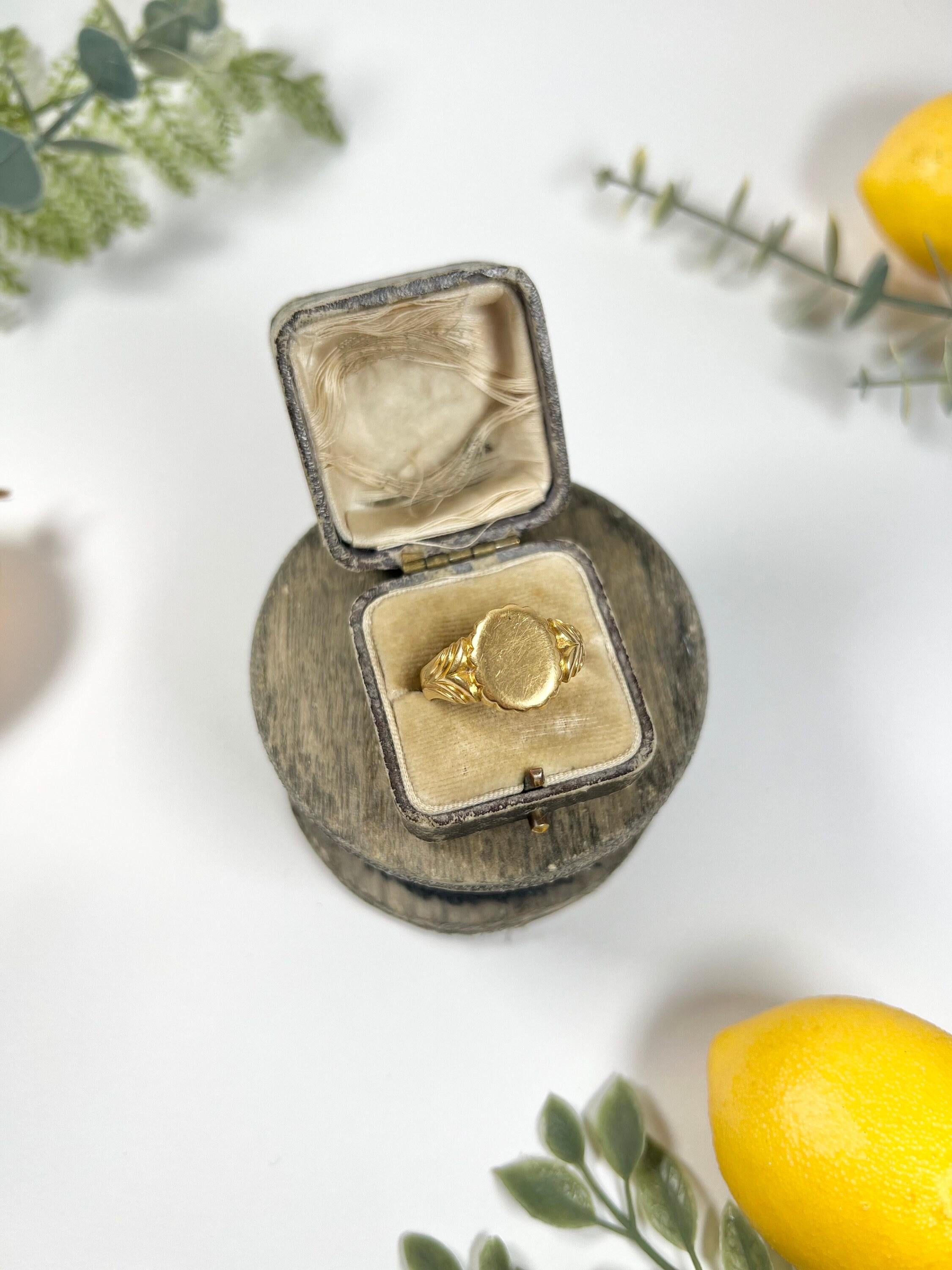 Antique Signet Ring

18ct Gold

Hallmarked London 1904

Makers Mark T H

Lovely, plain, oval signet ring. Some light surface scratches but in great condition for its age. Features beautiful, ornate hand carved shoulders. 

Face of the ring measures