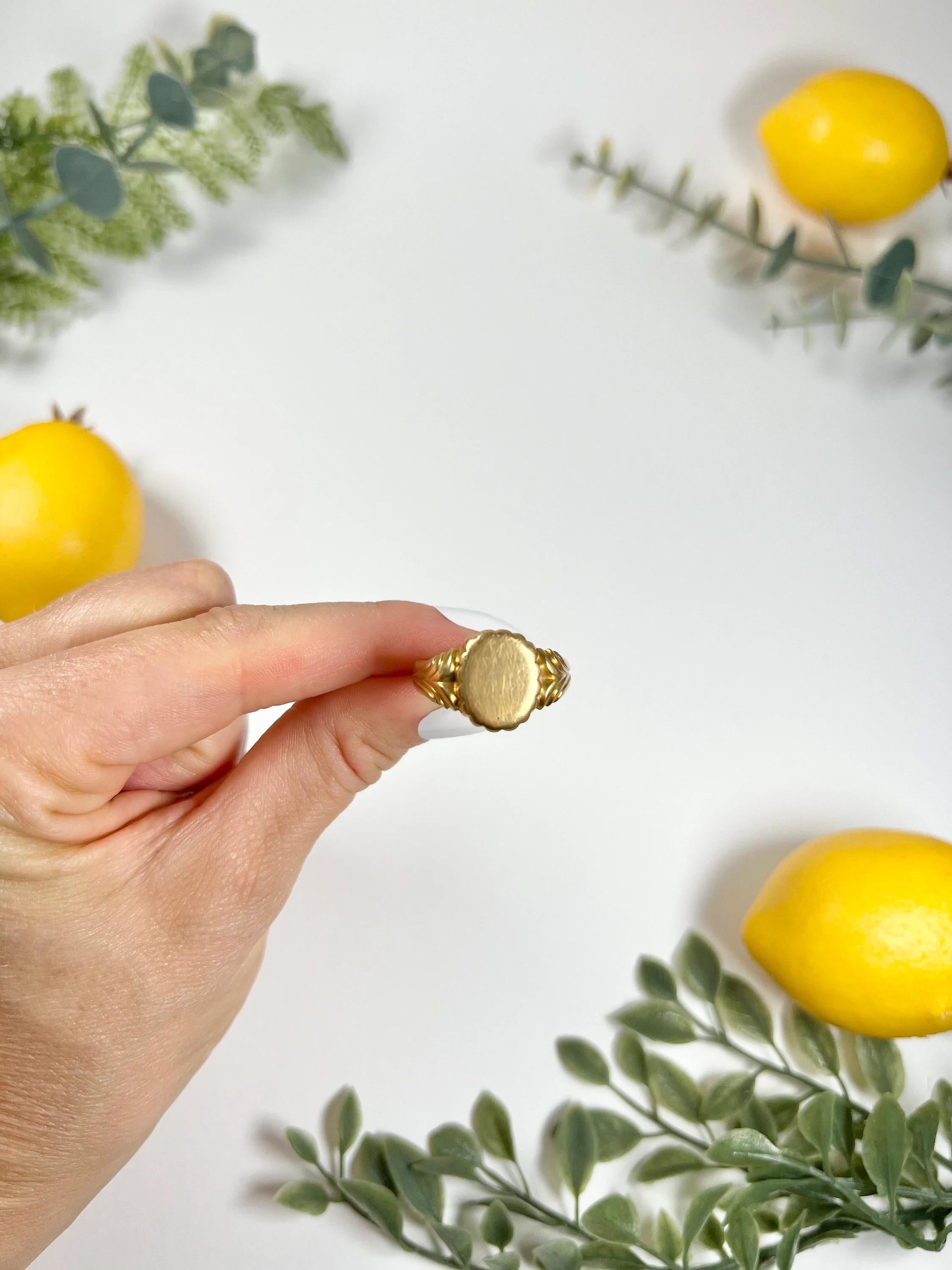Antique 18ct Yellow Gold Edwardian Oval Signet Ring In Good Condition For Sale In Brighton, GB
