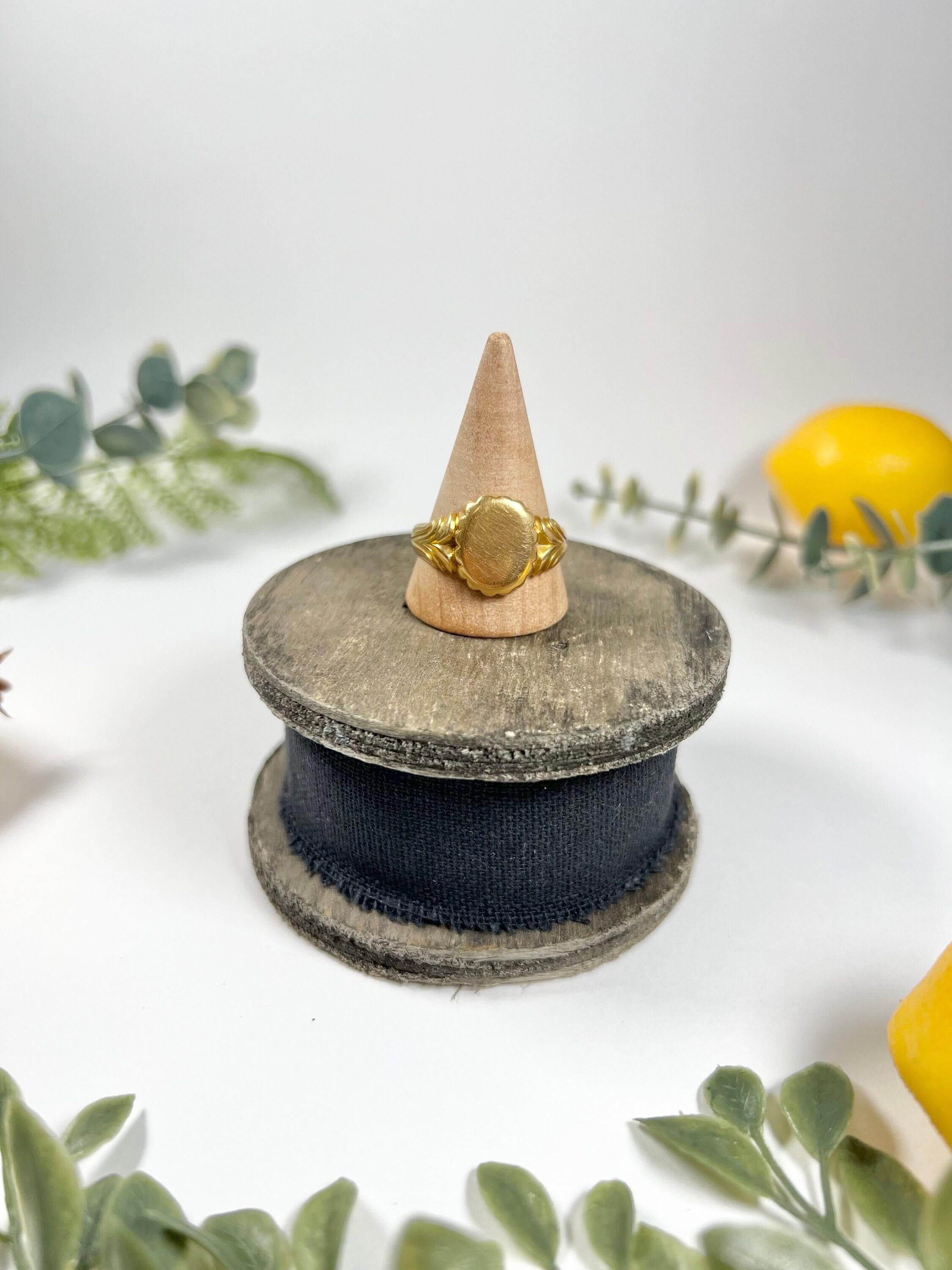 Antique 18ct Yellow Gold Edwardian Oval Signet Ring For Sale 1