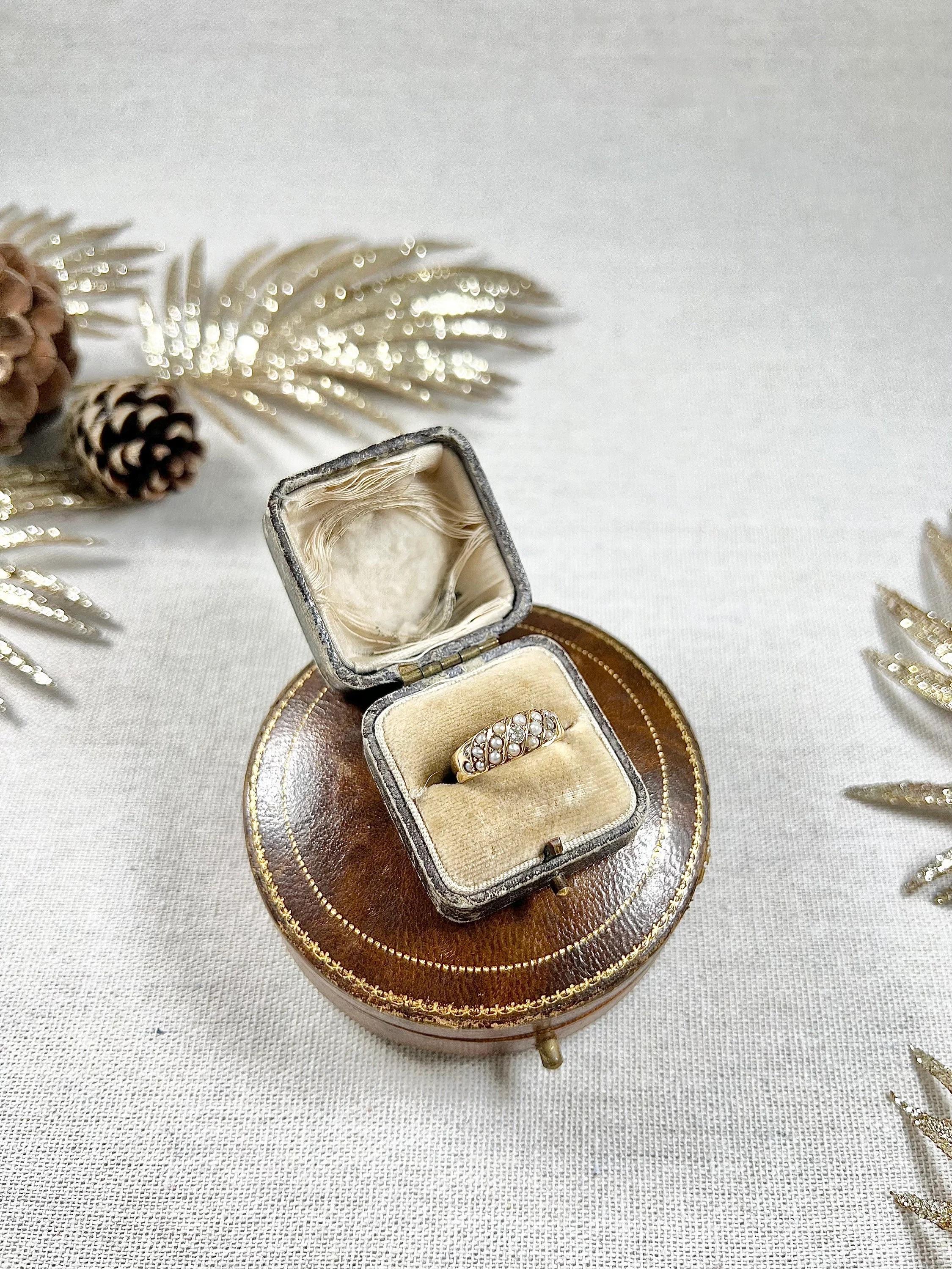 Antique 18ct Yellow Gold, Edwardian Pearl & Diamond Band Ring In Good Condition For Sale In Brighton, GB