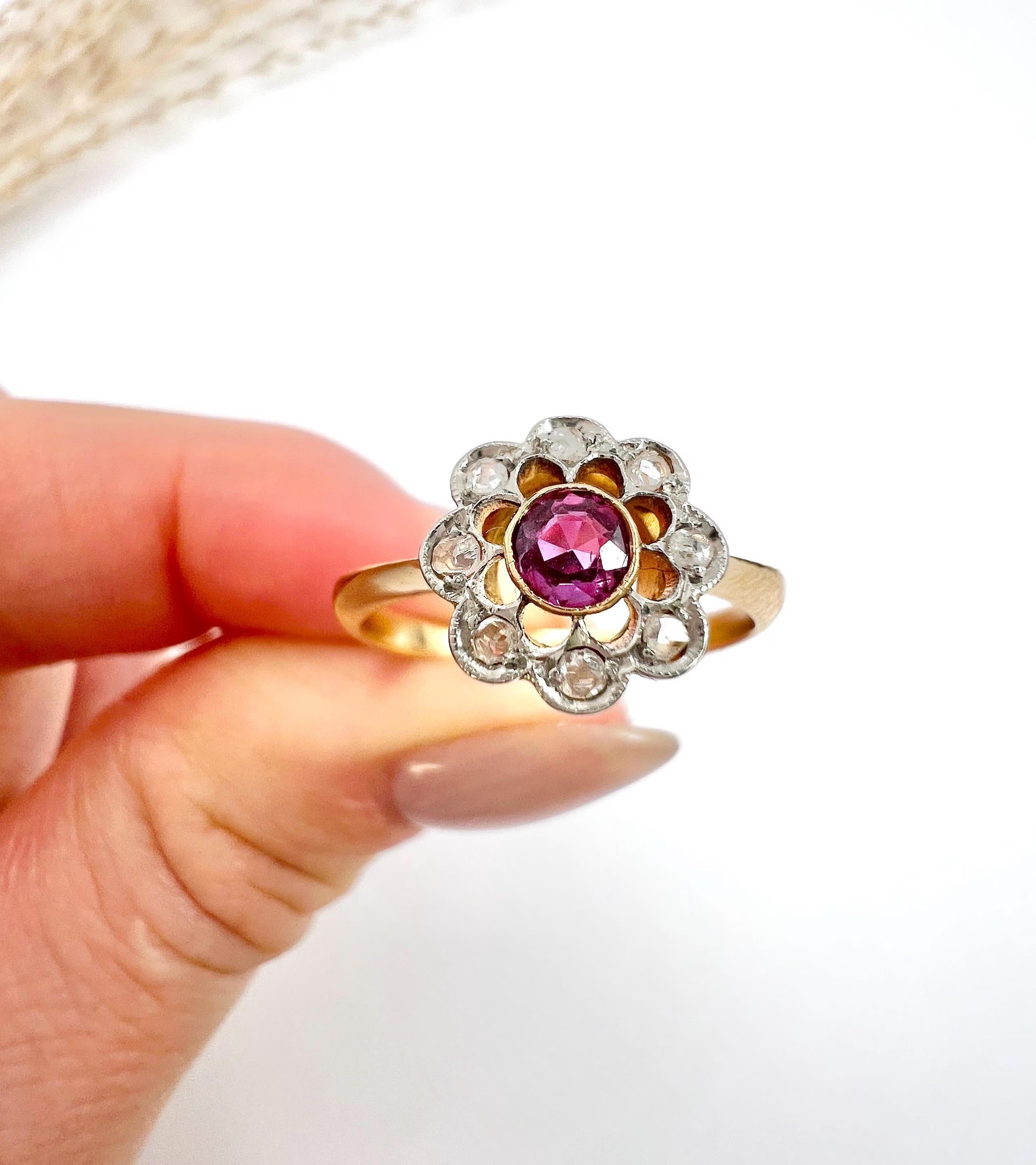 Antiguo Anillo Edwardiano de Oro Amarillo de 18 Ct con Rubí y Diamantes en Racimo 4