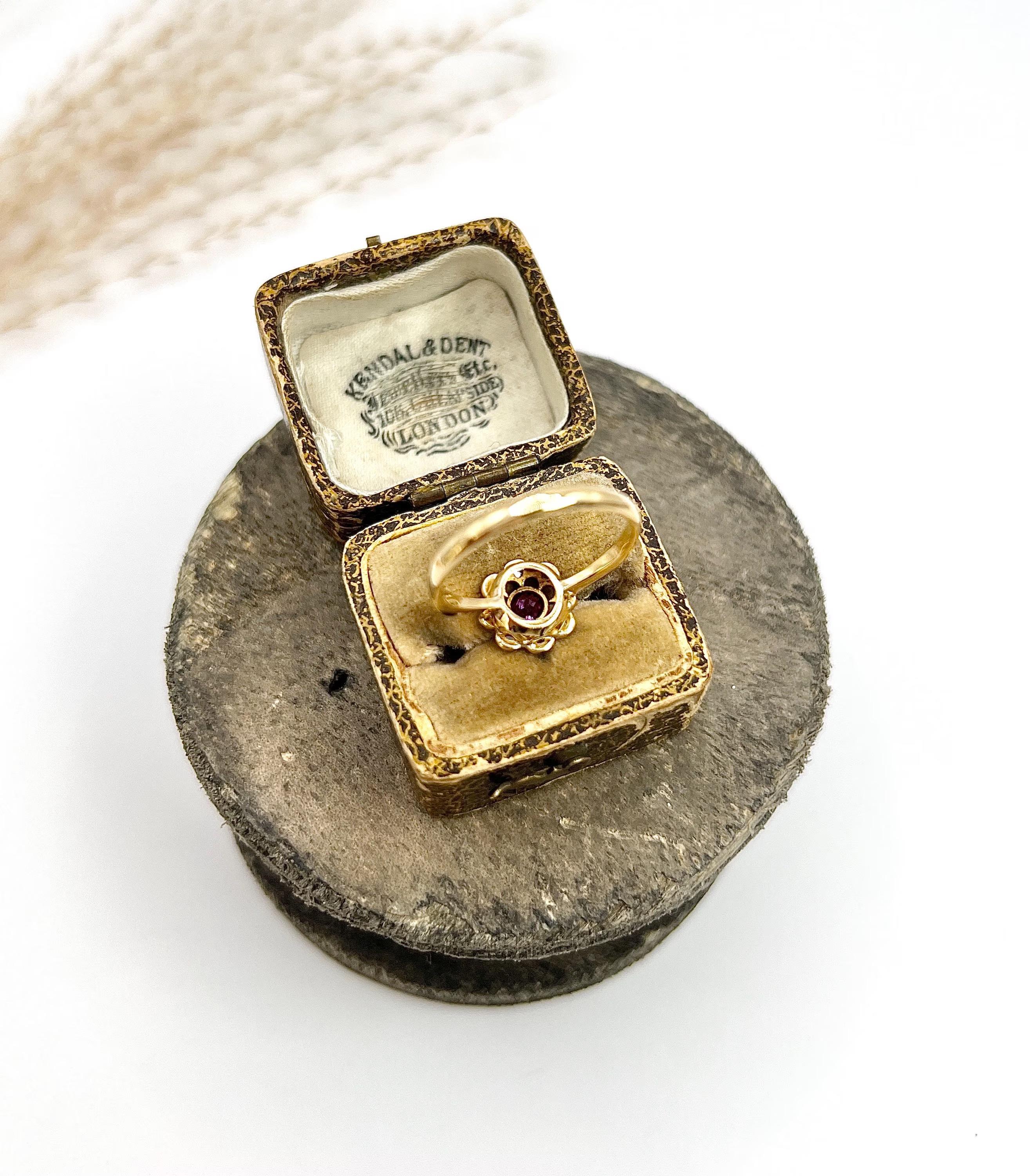 Antiguo Anillo Edwardiano de Oro Amarillo de 18 Ct con Rubí y Diamantes en Racimo 5
