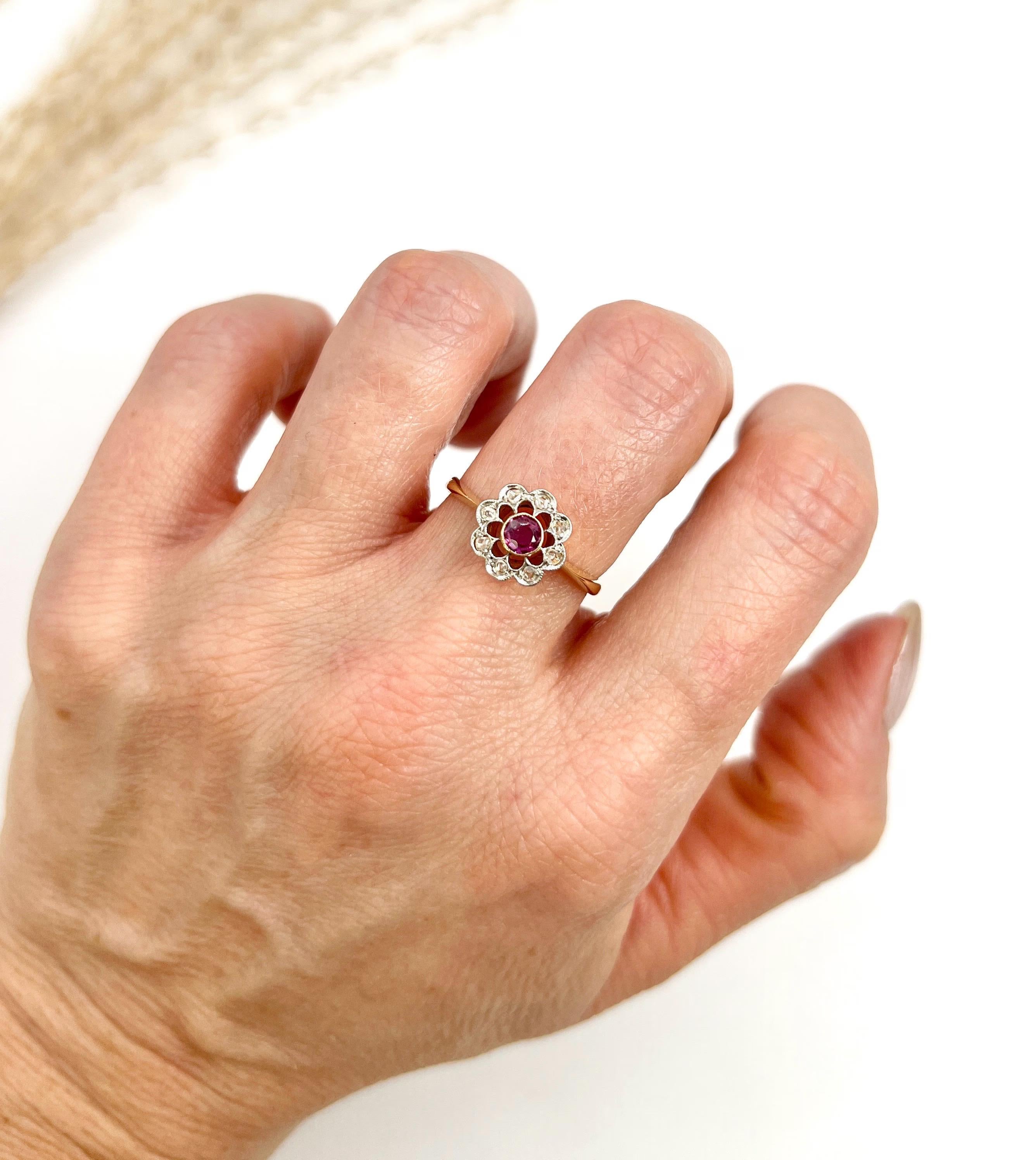 Anillo antiguo de rubíes y diamantes

Oro amarillo 18 ct

Maker's Mark H W Ltd

Este impresionante anillo eduardiano de oro de 18 ct, que destila una elegancia atemporal, está decorado con detalles extraordinarios. En su centro hay un rubí natural