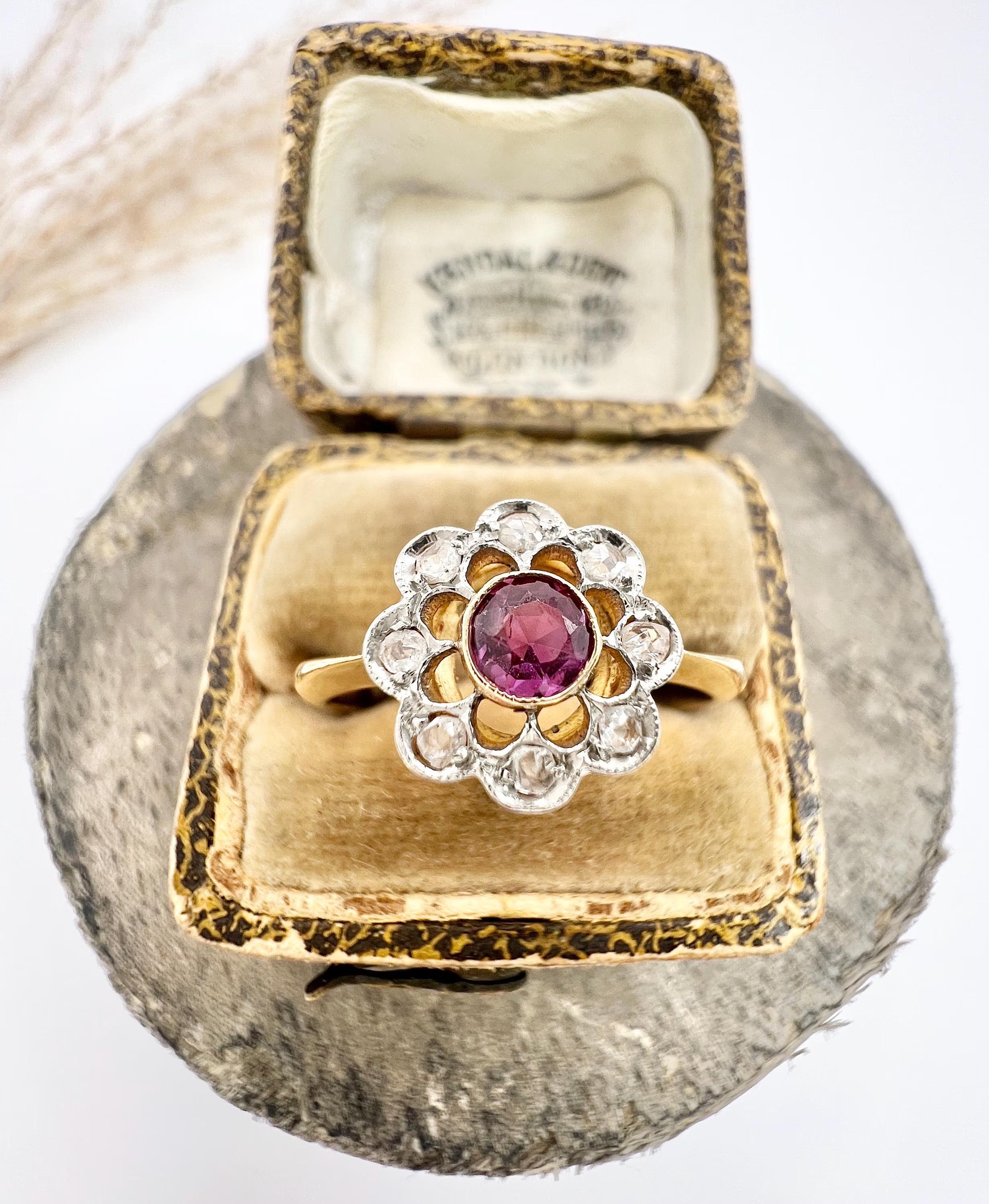 Antiguo Anillo Edwardiano de Oro Amarillo de 18 Ct con Rubí y Diamantes en Racimo Eduardiano