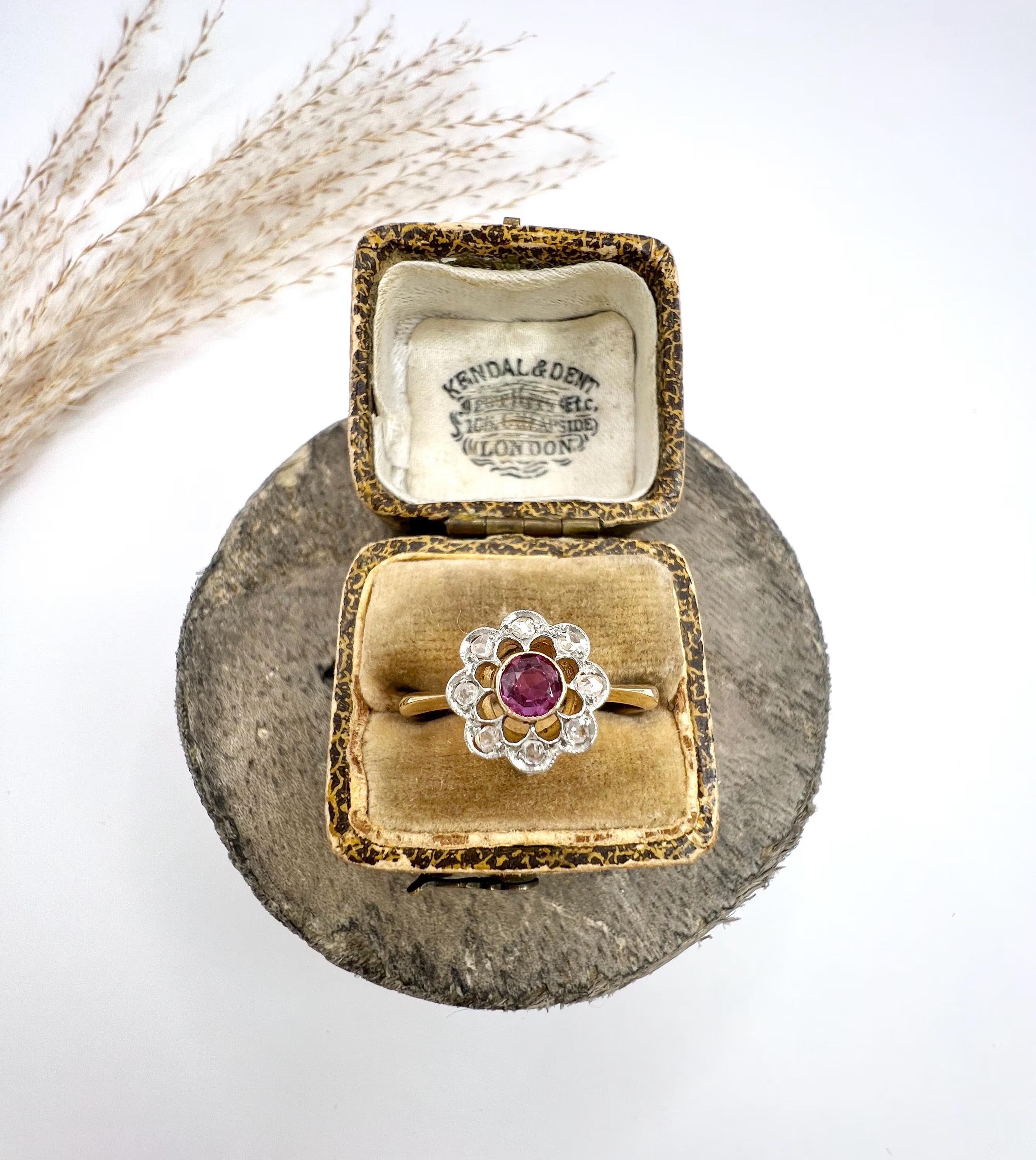 Antiguo Anillo Edwardiano de Oro Amarillo de 18 Ct con Rubí y Diamantes en Racimo Corte redondo