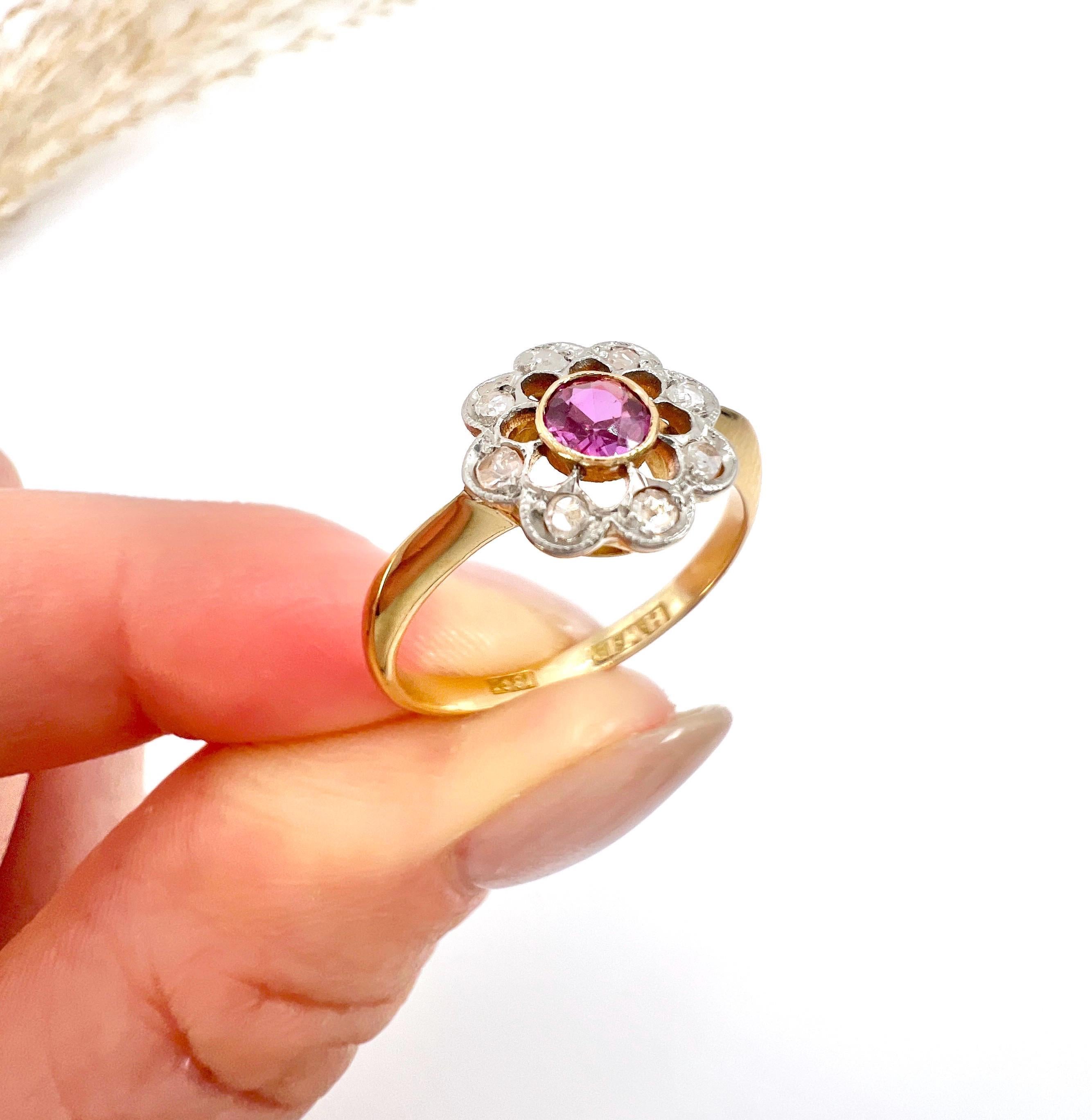 Antiguo Anillo Edwardiano de Oro Amarillo de 18 Ct con Rubí y Diamantes en Racimo en Bueno Estado en Brighton, GB