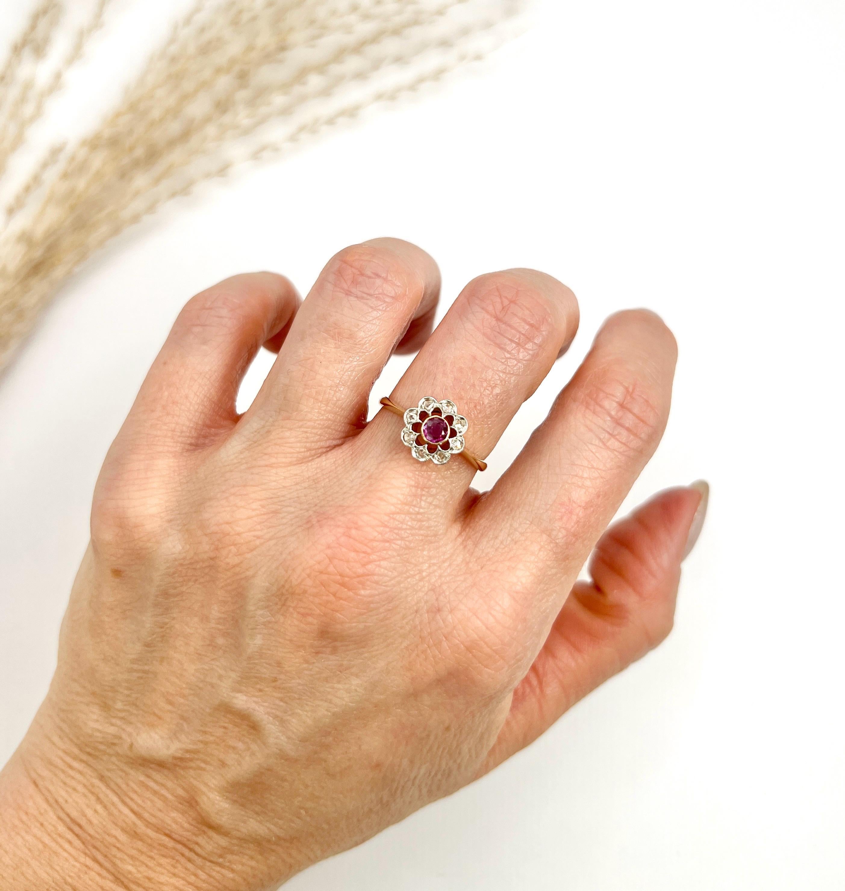 Antiguo Anillo Edwardiano de Oro Amarillo de 18 Ct con Rubí y Diamantes en Racimo 1
