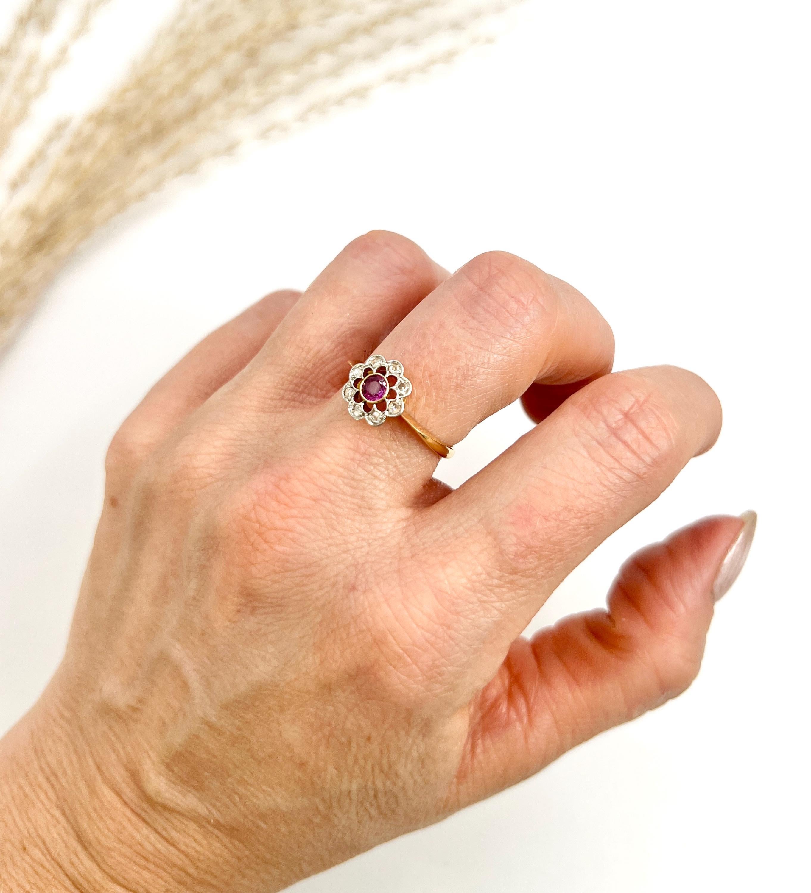 Antiguo Anillo Edwardiano de Oro Amarillo de 18 Ct con Rubí y Diamantes en Racimo 2