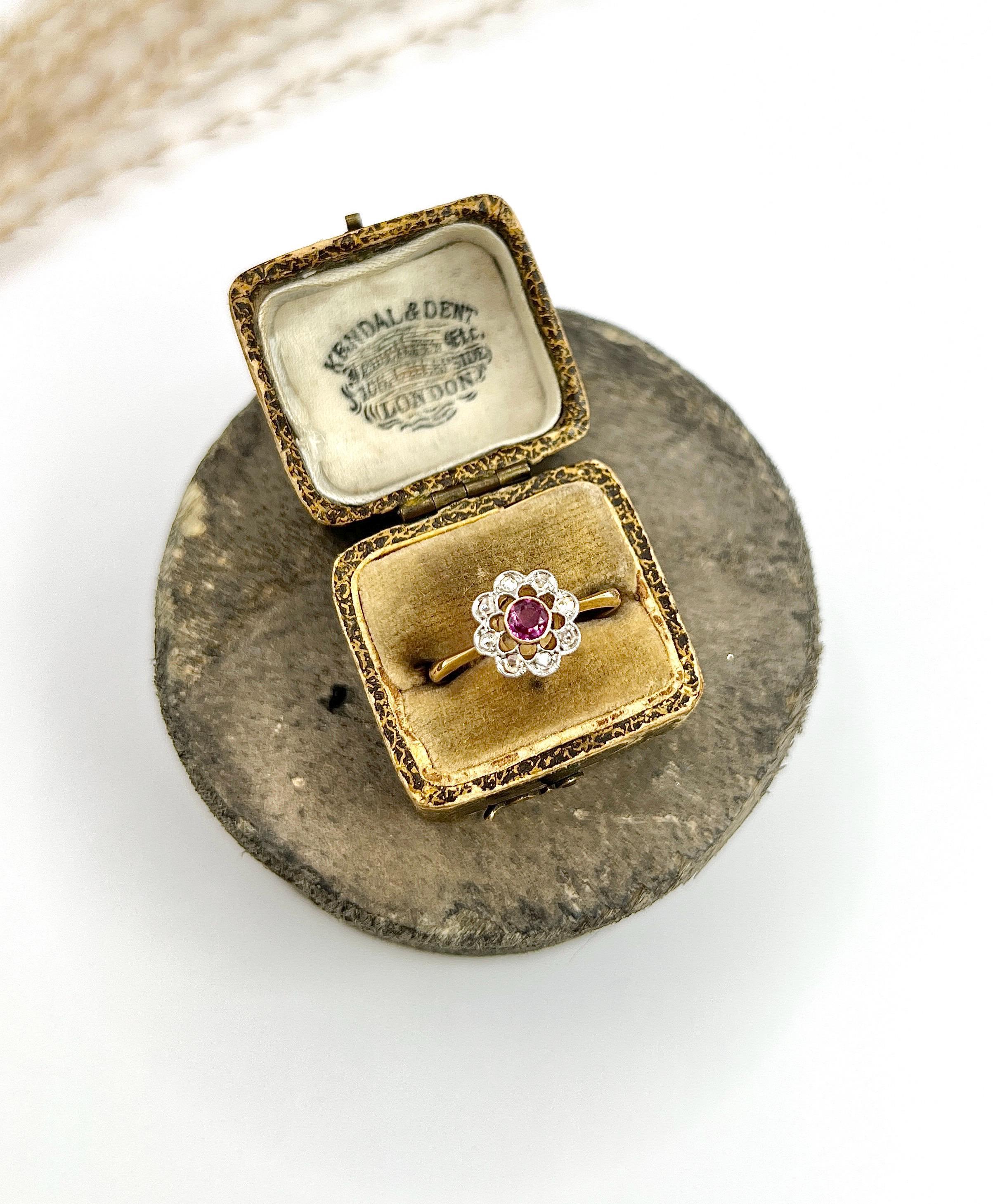 Antiguo Anillo Edwardiano de Oro Amarillo de 18 Ct con Rubí y Diamantes en Racimo 3
