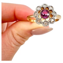 Antiguo Anillo Edwardiano de Oro Amarillo de 18 Ct con Rubí y Diamantes en Racimo