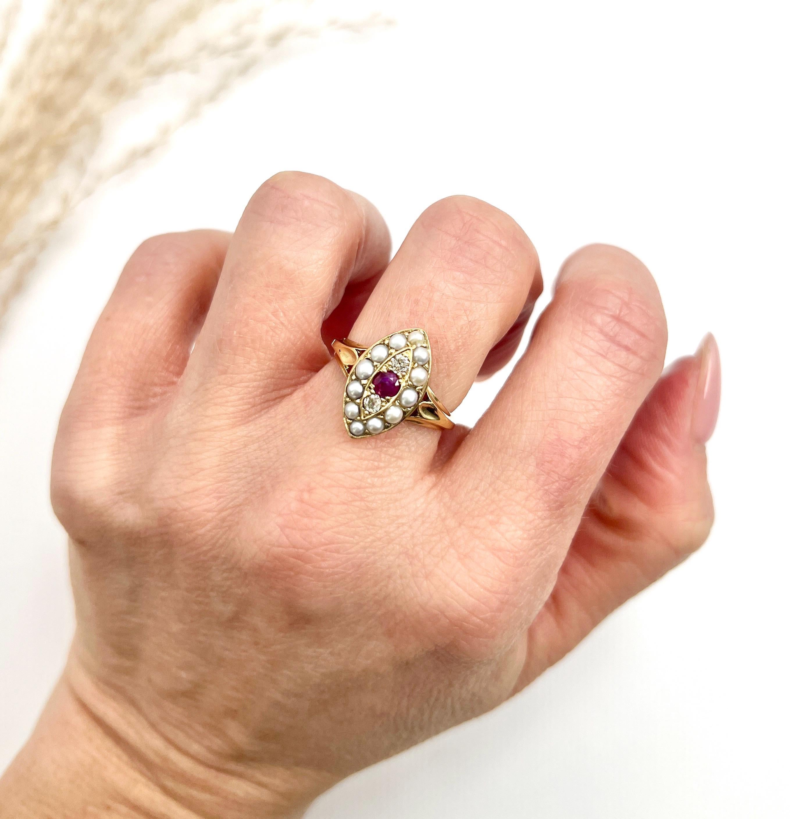 Antiker Marquise-Ring aus 18 Karat Gelbgold, edwardianischem Rubin, Diamant und Perle im Angebot 4