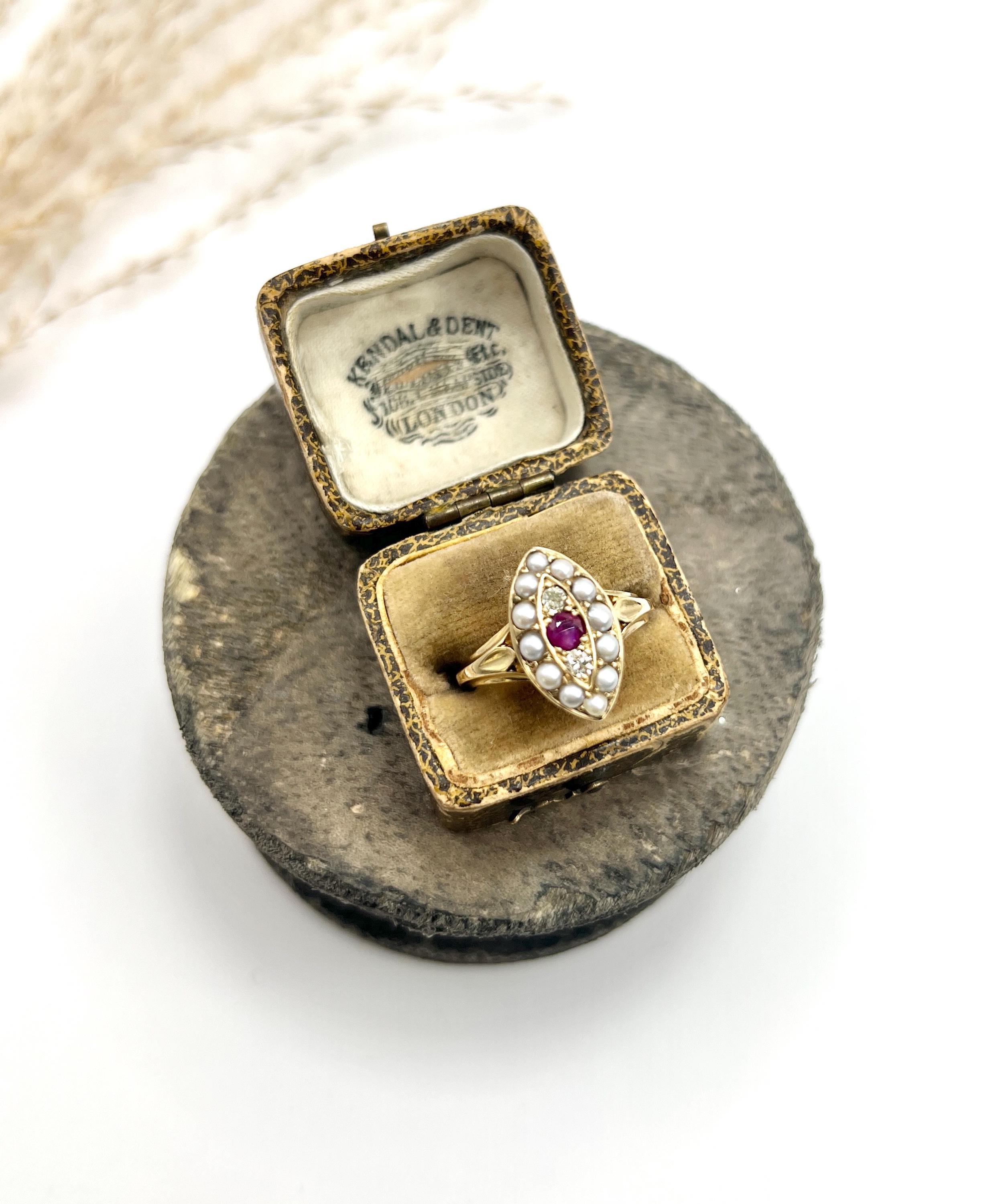 Antiker Marquise Ring 

18ct Gelbgold 

CIRCA 1900

Dieser edwardianische Ring aus 18-karätigem Gelbgold besticht durch sein exquisites Design mit einem natürlichen Rubin als Herzstück. Der Rubin wird durch natürliche Diamanten ergänzt, die sowohl