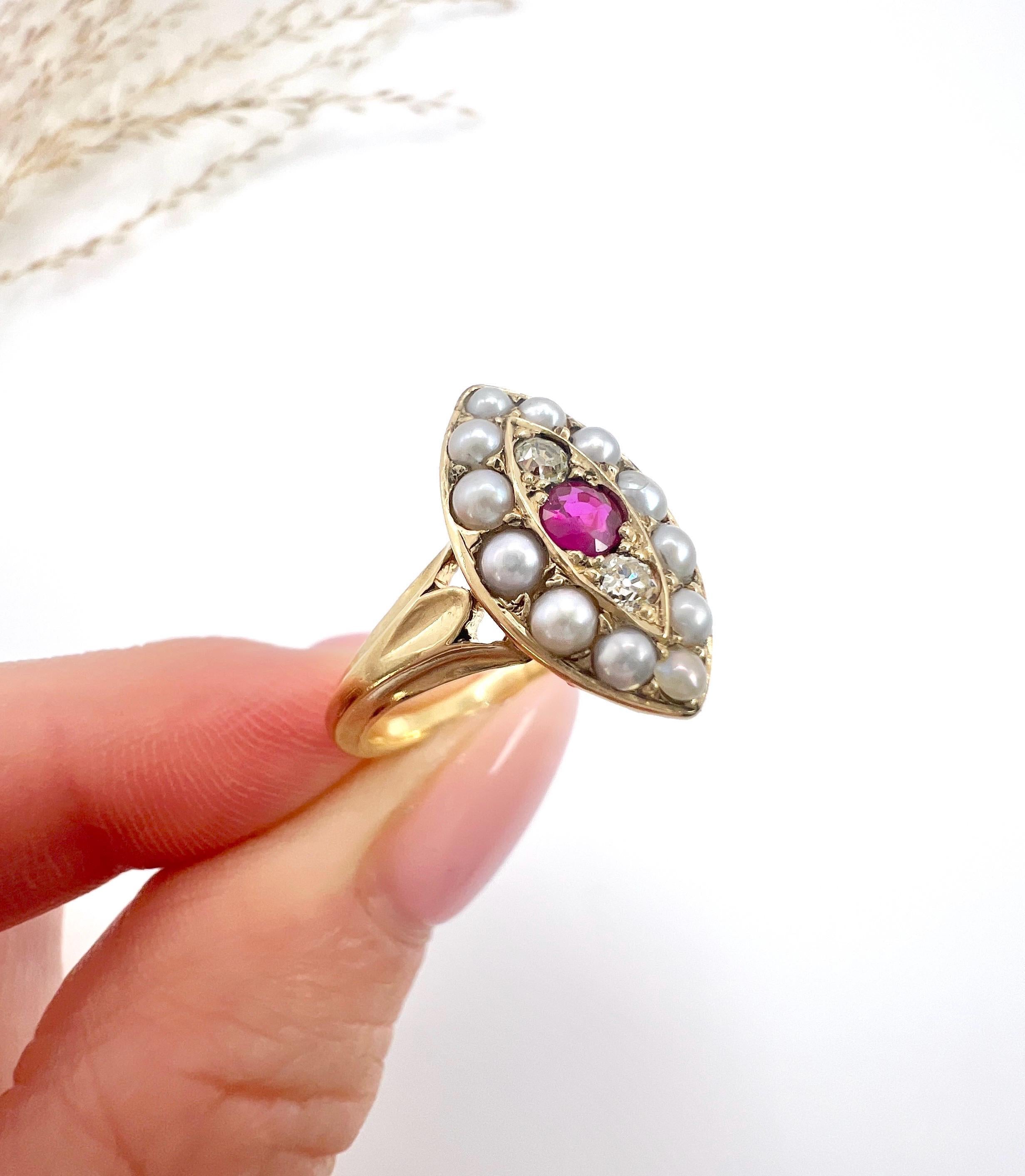 Antiker Marquise-Ring aus 18 Karat Gelbgold, edwardianischem Rubin, Diamant und Perle (Rundschliff) im Angebot