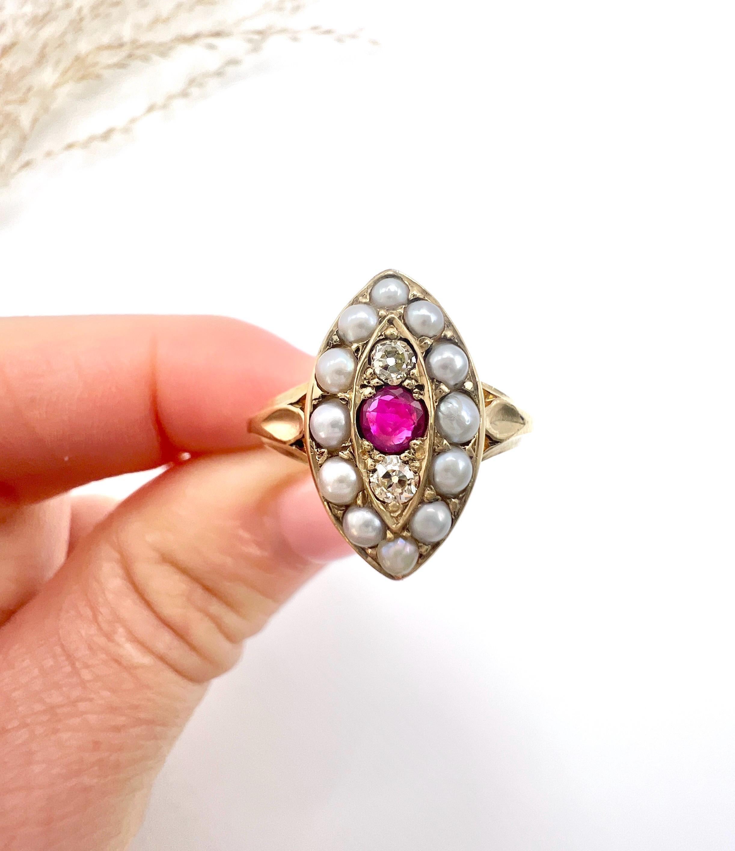 Antiker Marquise-Ring aus 18 Karat Gelbgold, edwardianischem Rubin, Diamant und Perle im Zustand „Gut“ im Angebot in Brighton, GB