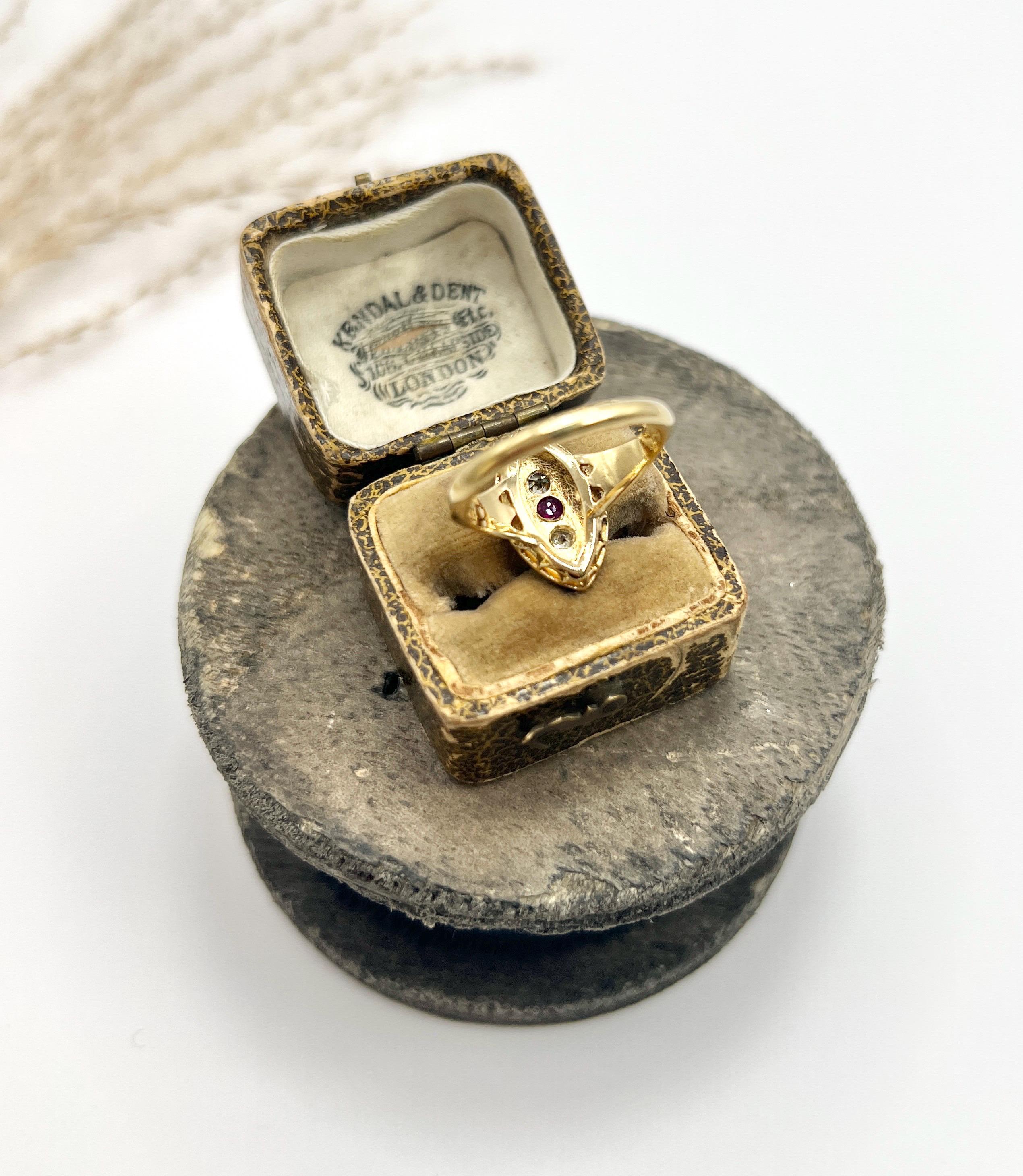 Antiker Marquise-Ring aus 18 Karat Gelbgold, edwardianischem Rubin, Diamant und Perle für Damen oder Herren im Angebot