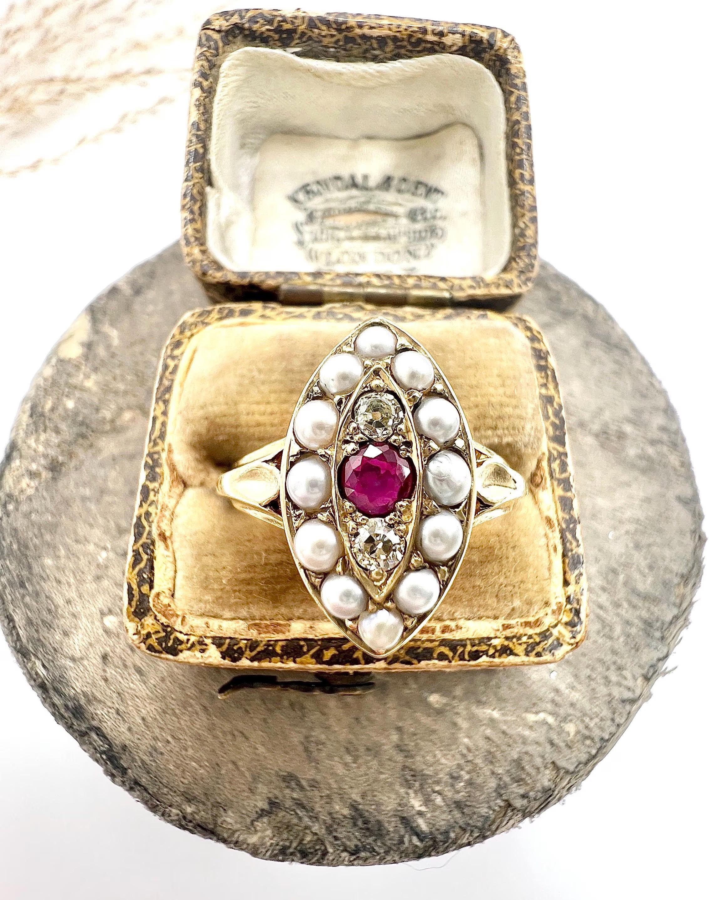 Antiker Marquise-Ring aus 18 Karat Gelbgold, edwardianischem Rubin, Diamant und Perle im Angebot 1