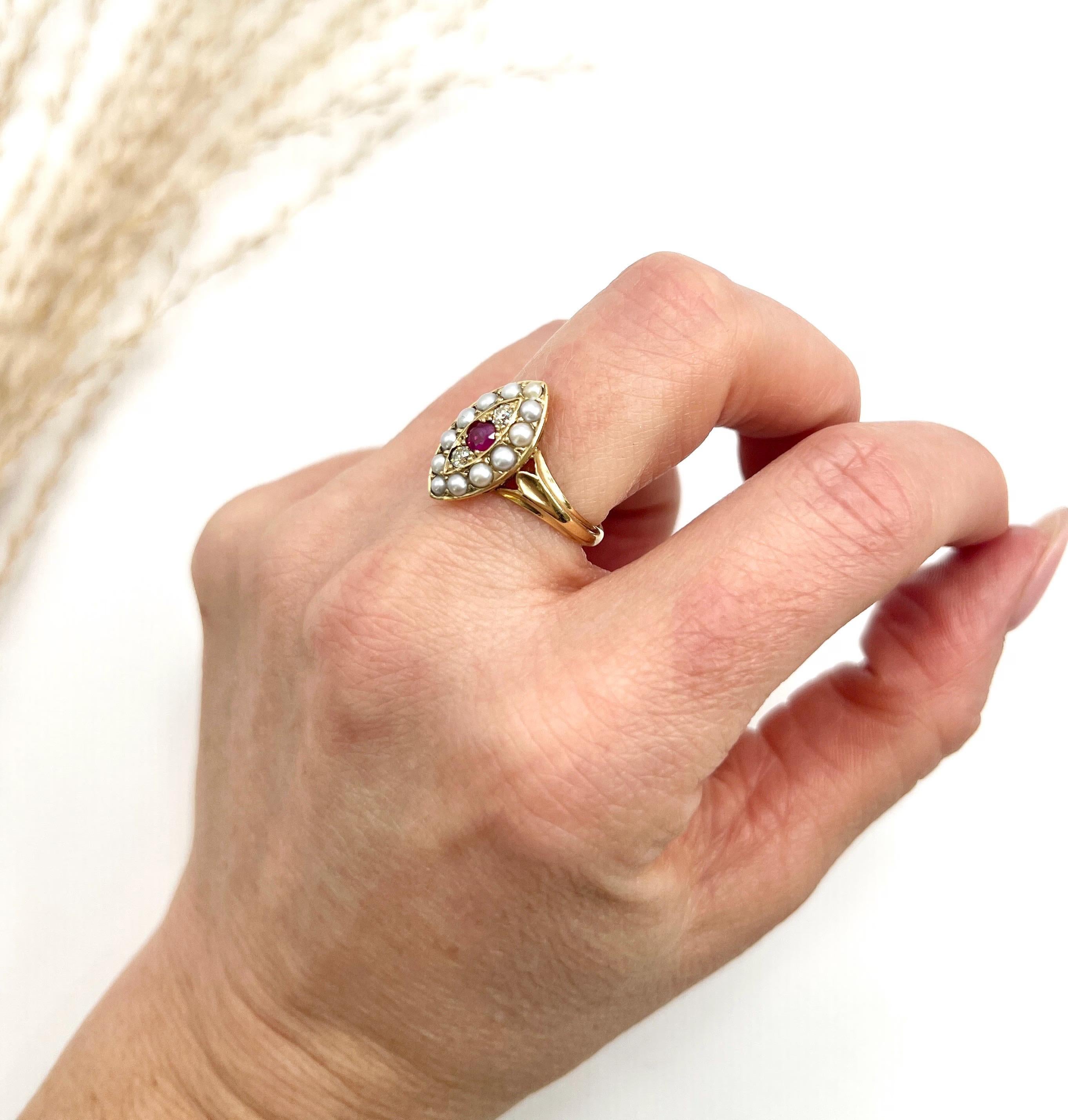 Antiker Marquise-Ring aus 18 Karat Gelbgold, edwardianischem Rubin, Diamant und Perle im Angebot 3
