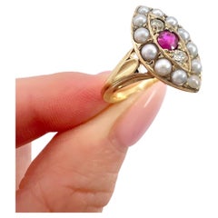 Antiker Marquise-Ring aus 18 Karat Gelbgold, edwardianischem Rubin, Diamant und Perle