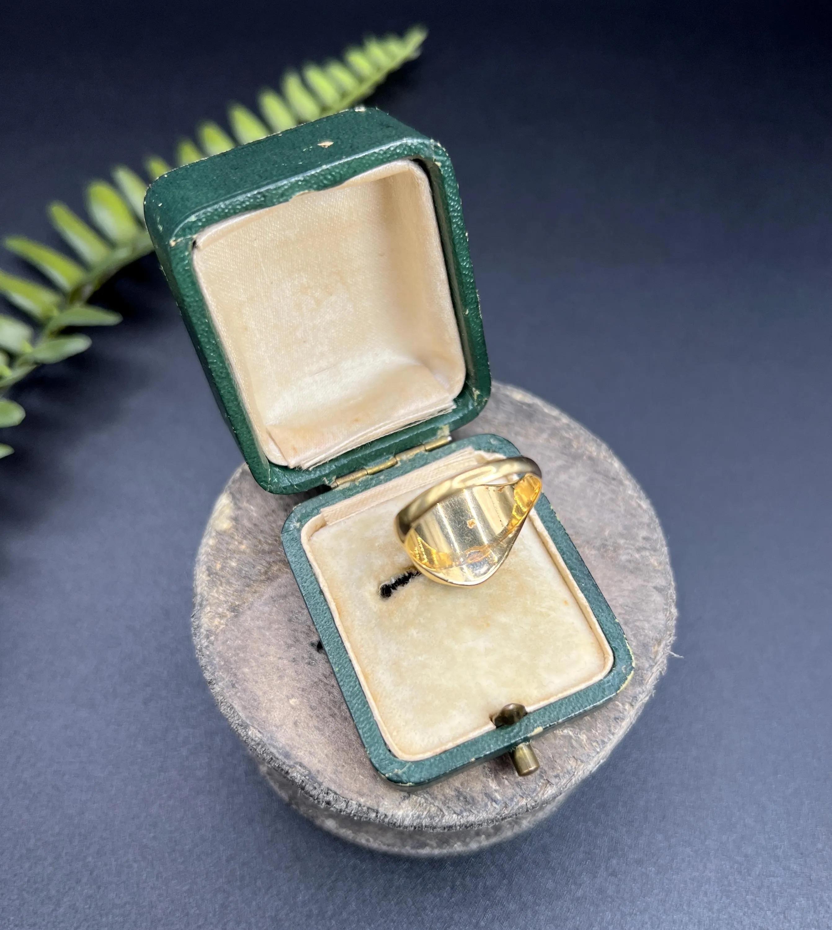 Antique 18ct Yellow Gold, Edwardian Sardonyx Seal Signet Ring In Good Condition For Sale In Brighton, GB