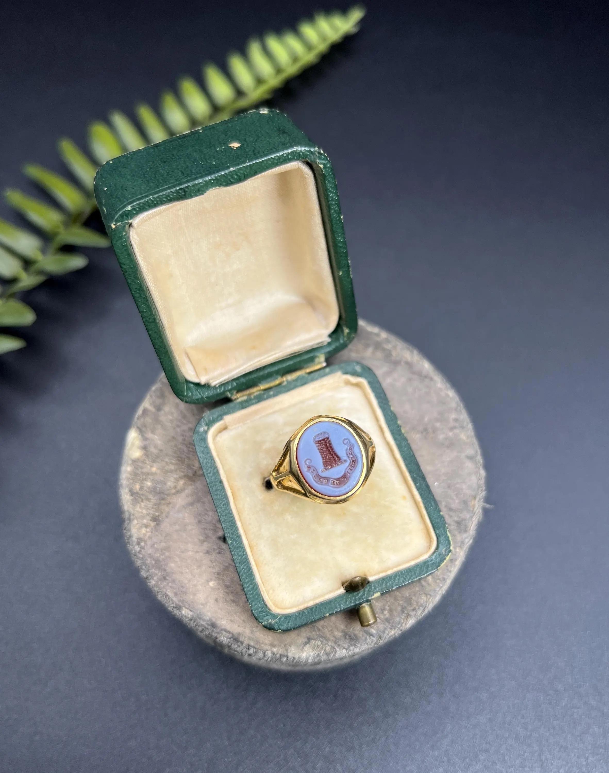 Women's or Men's Antique 18ct Yellow Gold, Edwardian Sardonyx Seal Signet Ring For Sale