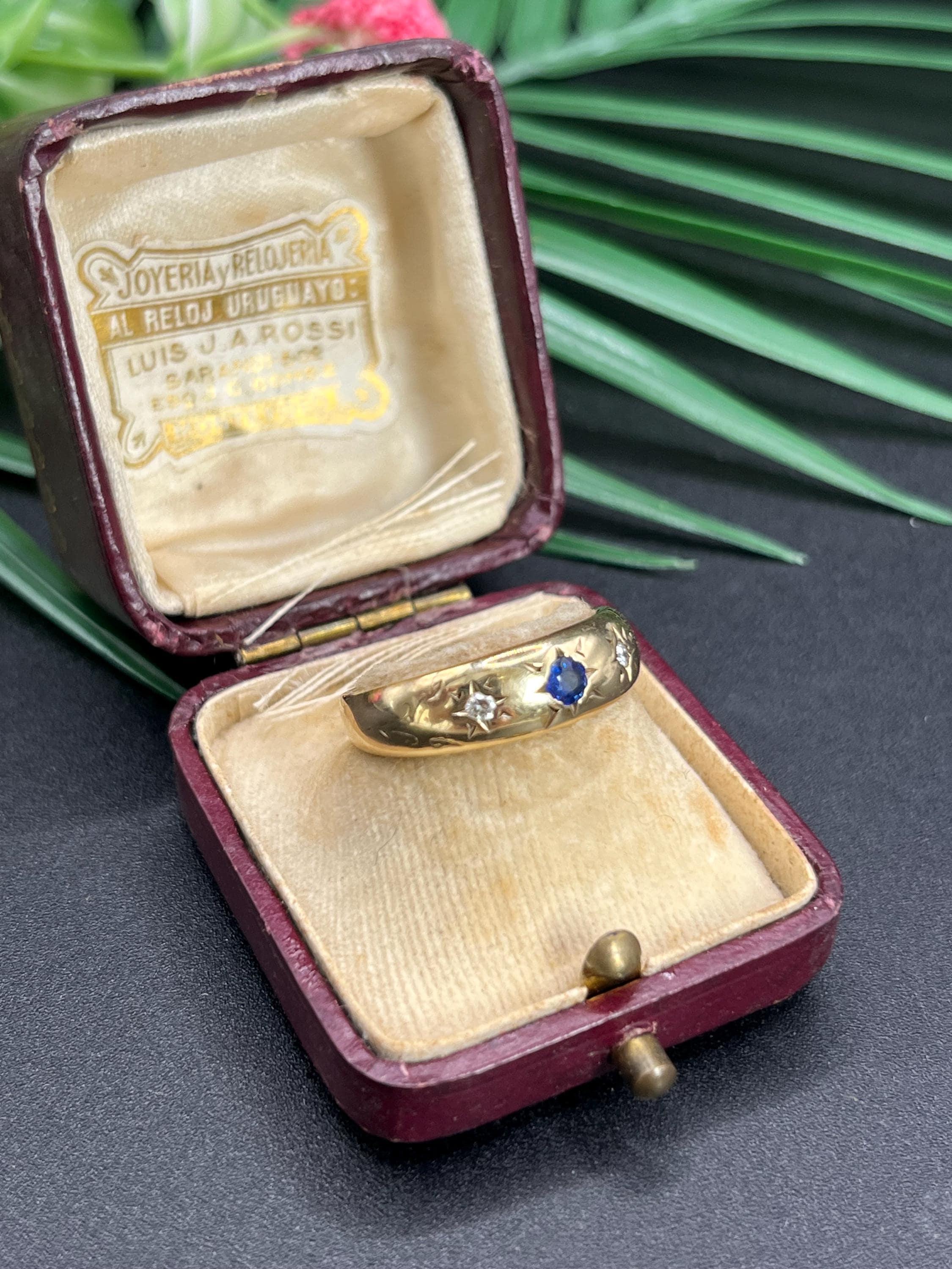 Anello antico in oro giallo 18ct Edwardiano con zaffiro e diamante incastonati a stella con tre pietre in vendita 4