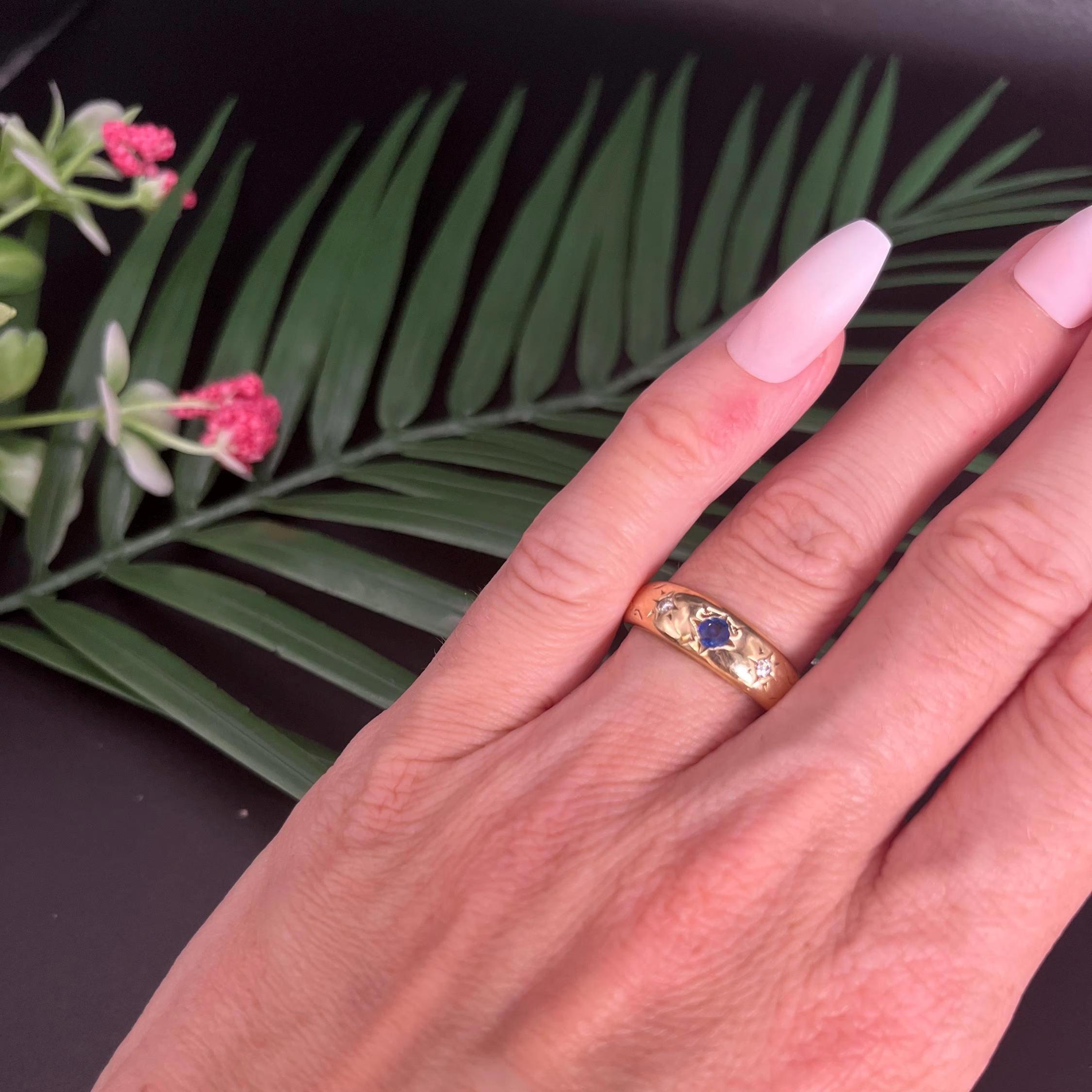Anello antico con zaffiro e diamante 

Oro giallo 18ct 

Circa 1900

Questo anello a fascia in oro giallo 18 ct è uno splendido pezzo edoardiano che emana eleganza e charme. L'anello presenta uno splendido zaffiro incastonato a forma di stella e due