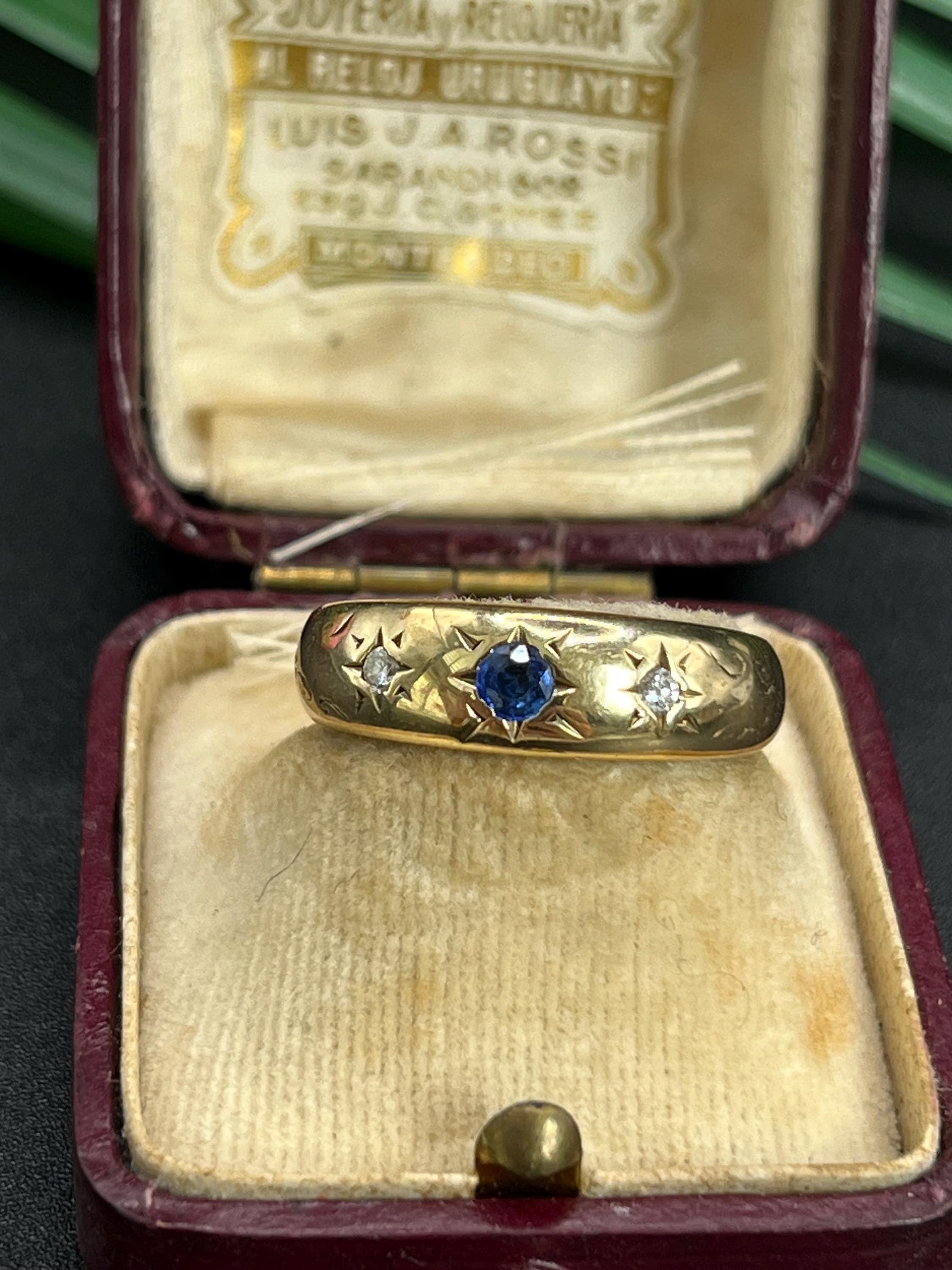 Edoardiano Anello antico in oro giallo 18ct Edwardiano con zaffiro e diamante incastonati a stella con tre pietre in vendita