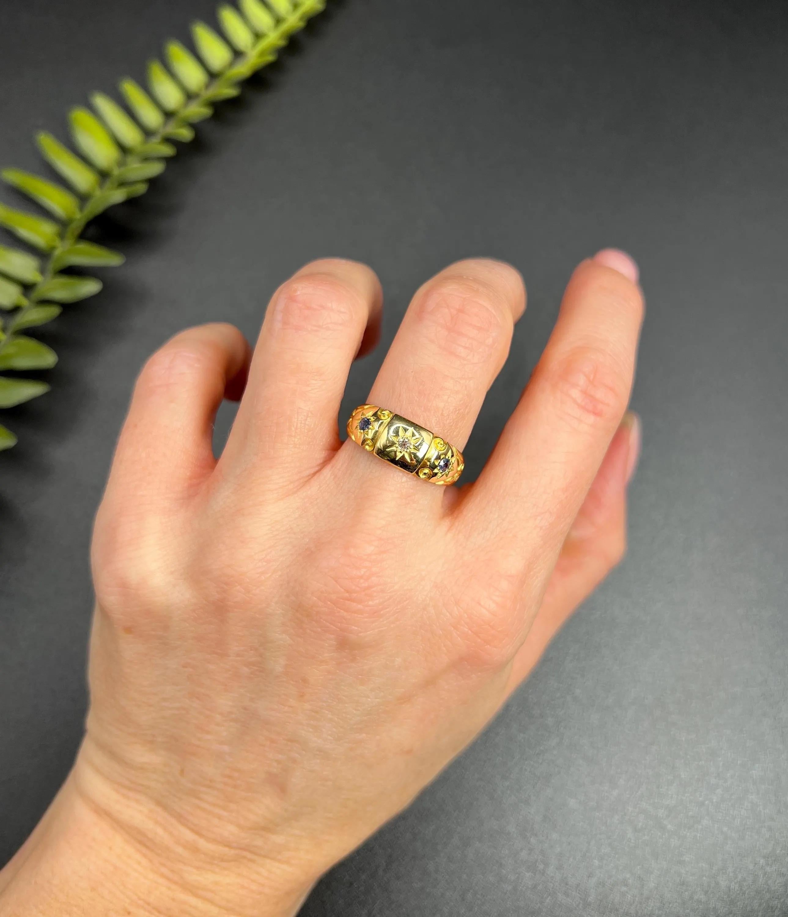 Antique 18ct Yellow Gold Edwardian Star Set Sapphire & Diamond 3 Stone Band Ring In Good Condition For Sale In Brighton, GB