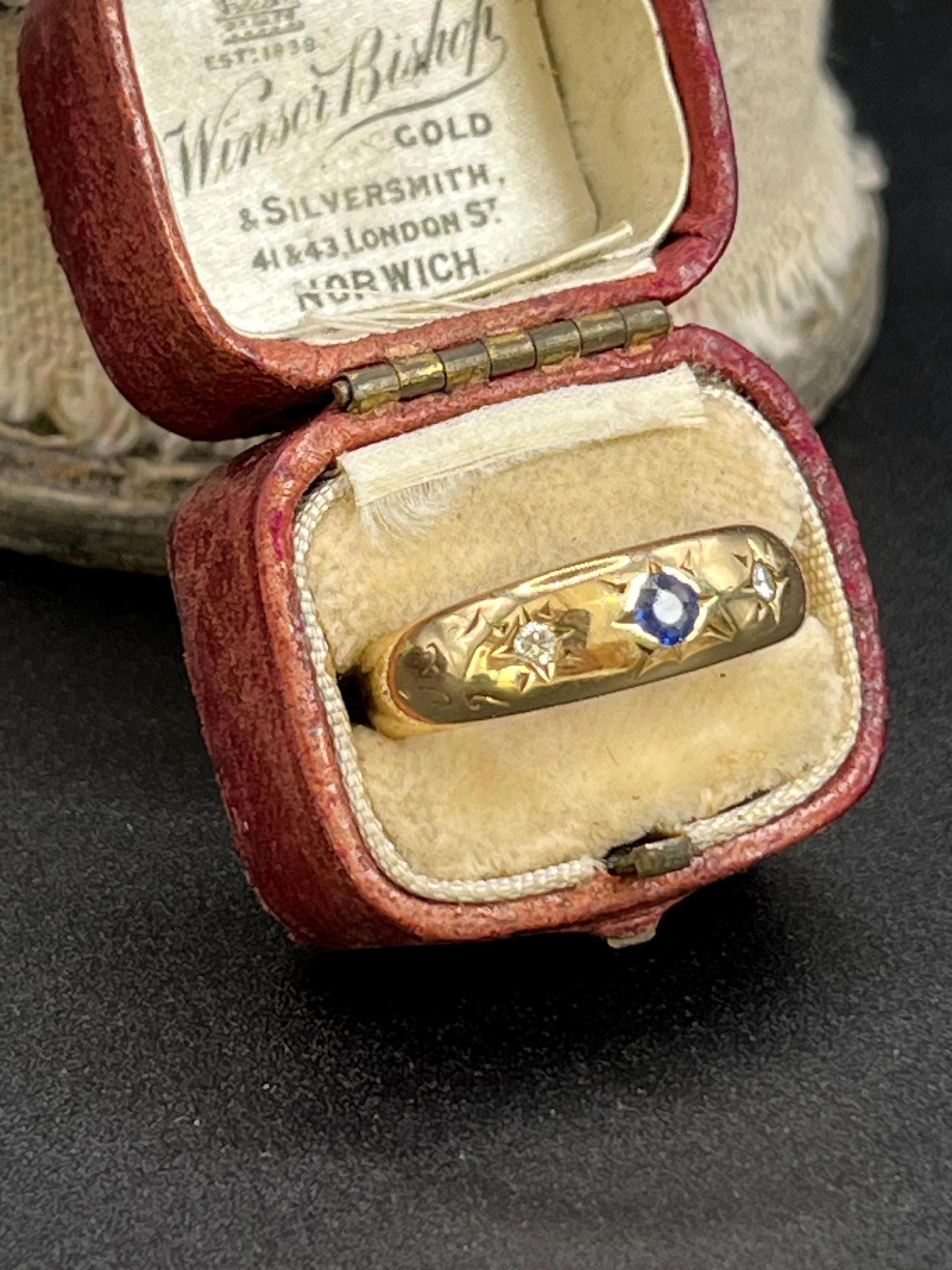 Taglio rotondo Anello antico in oro giallo 18ct Edwardiano con zaffiro e diamante incastonati a stella con tre pietre in vendita