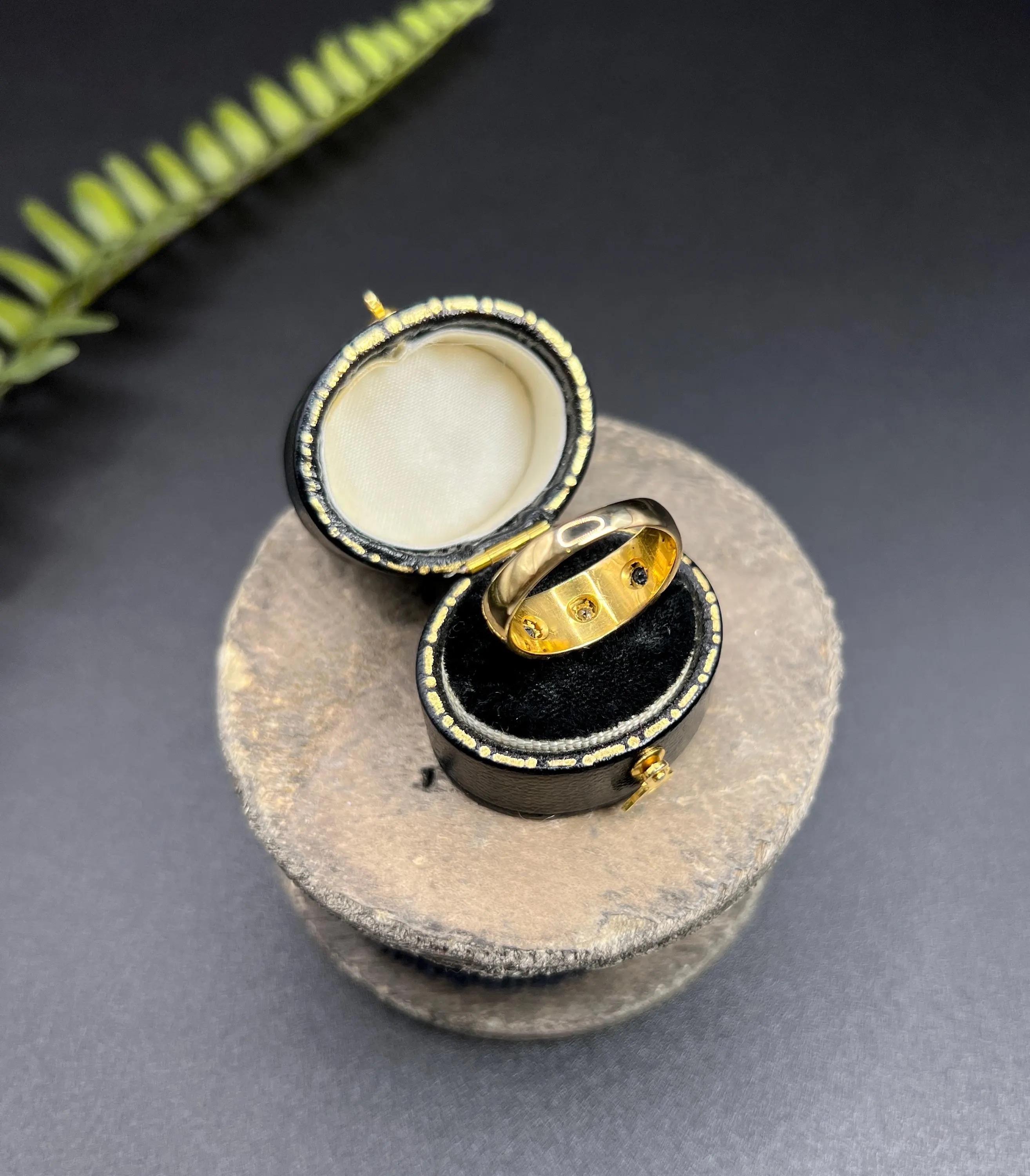 Women's or Men's Antique 18ct Yellow Gold Edwardian Star Set Sapphire & Diamond 3 Stone Band Ring For Sale