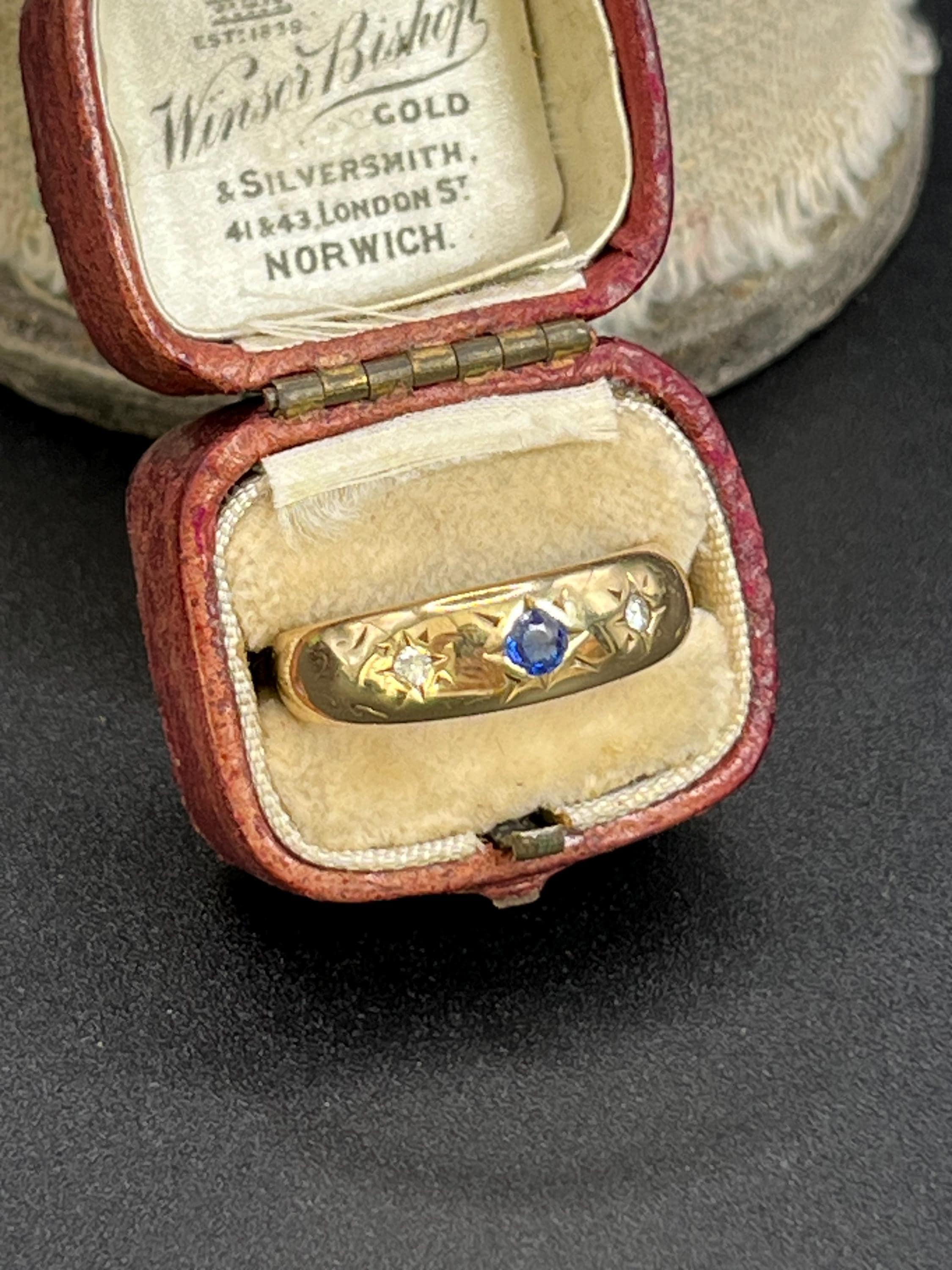 Anello antico in oro giallo 18ct Edwardiano con zaffiro e diamante incastonati a stella con tre pietre In condizioni buone in vendita a Brighton, GB