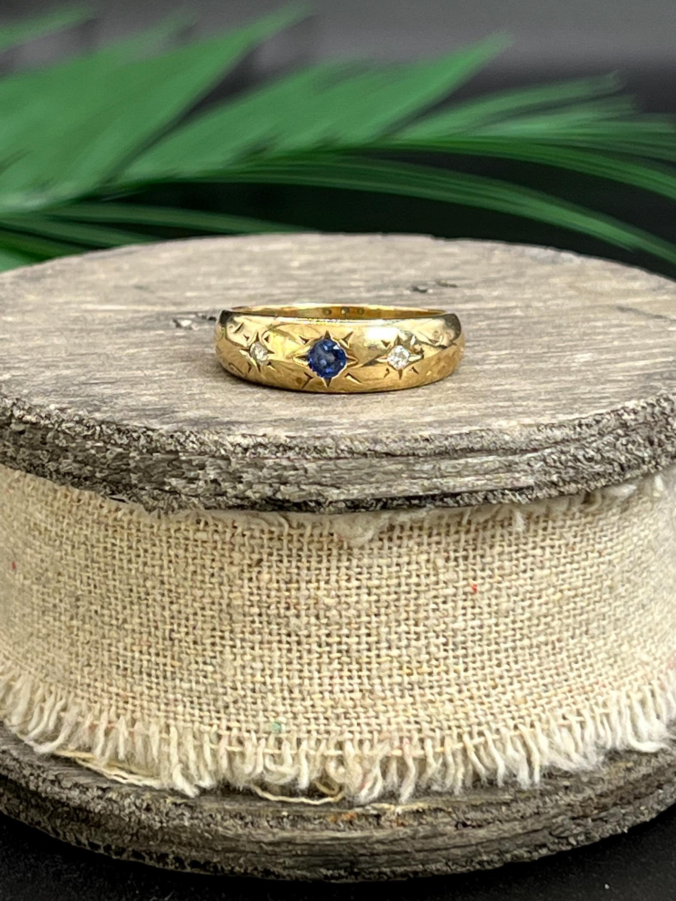 da uomo o donna Anello antico in oro giallo 18ct Edwardiano con zaffiro e diamante incastonati a stella con tre pietre in vendita