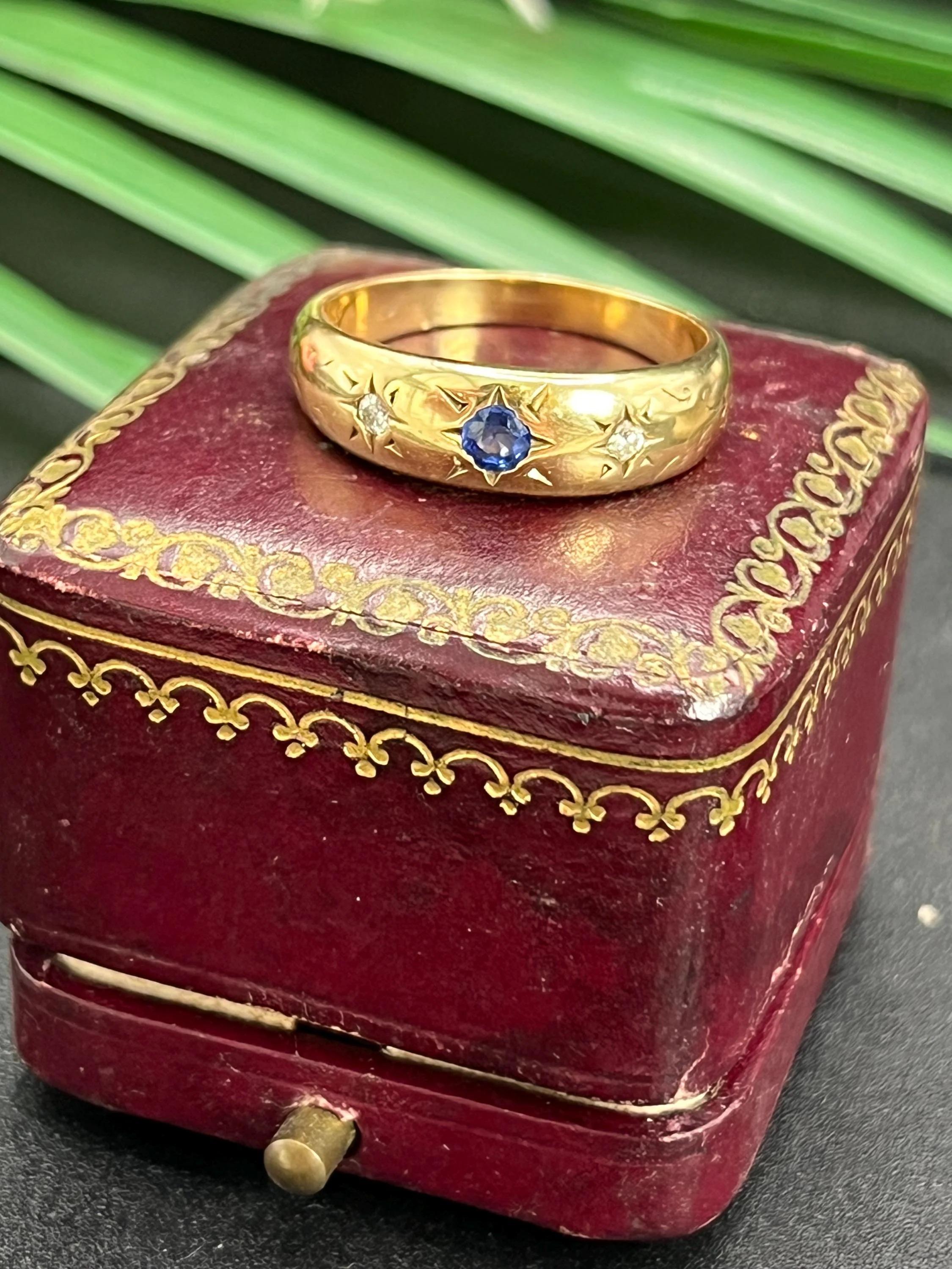Anello antico in oro giallo 18ct Edwardiano con zaffiro e diamante incastonati a stella con tre pietre in vendita 1