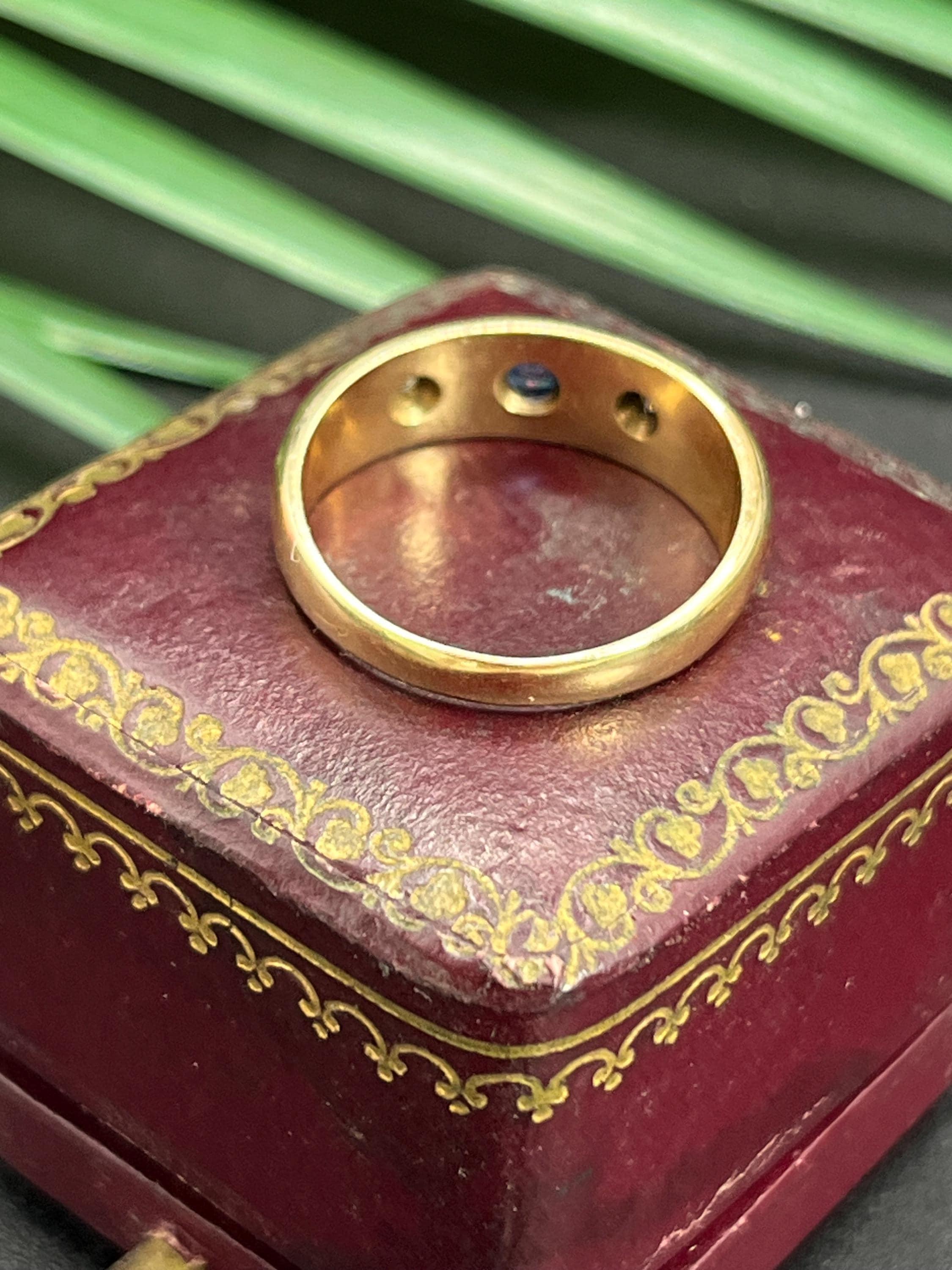 Anello antico in oro giallo 18ct Edwardiano con zaffiro e diamante incastonati a stella con tre pietre in vendita 2