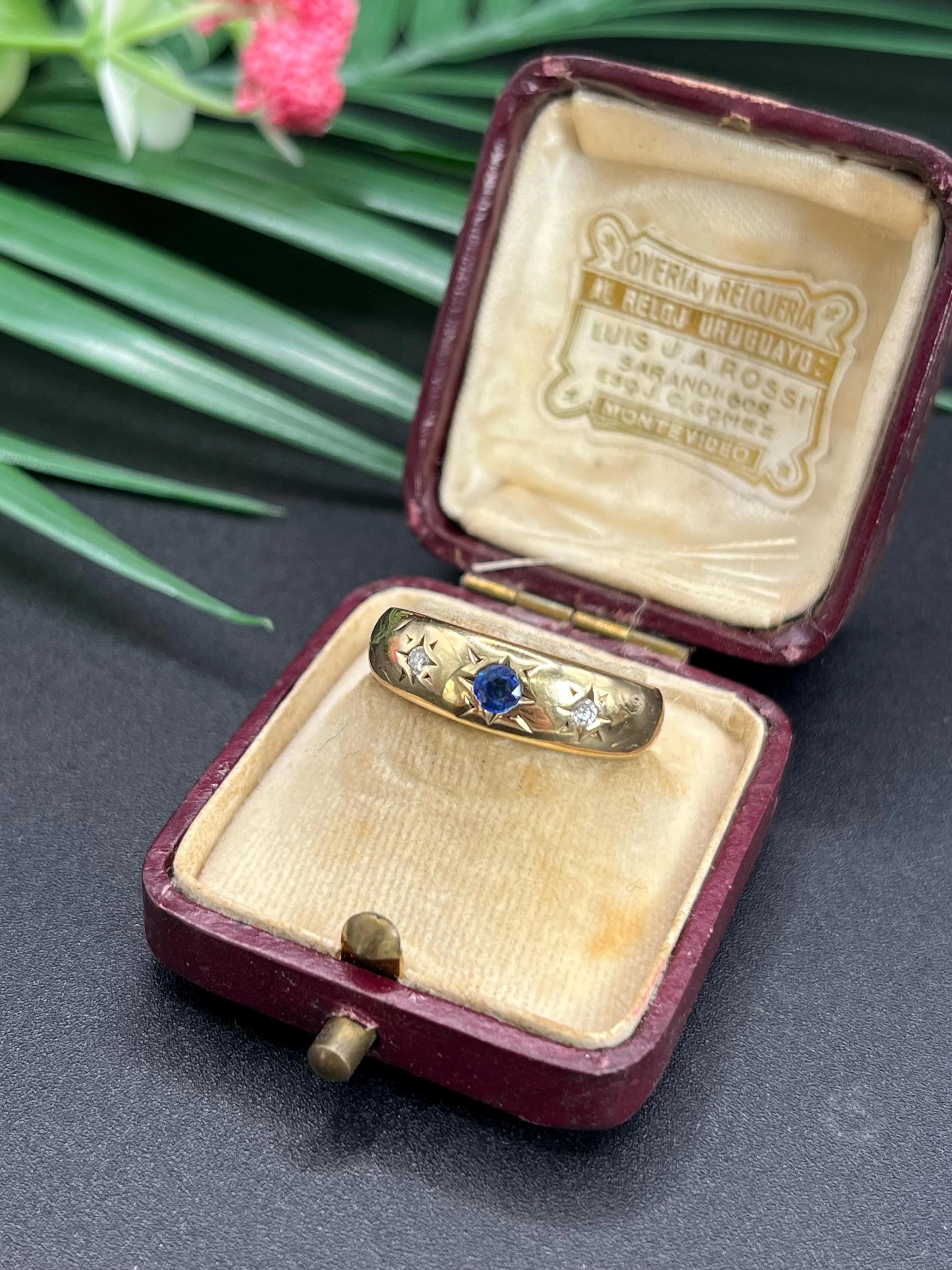 Anello antico in oro giallo 18ct Edwardiano con zaffiro e diamante incastonati a stella con tre pietre in vendita 3