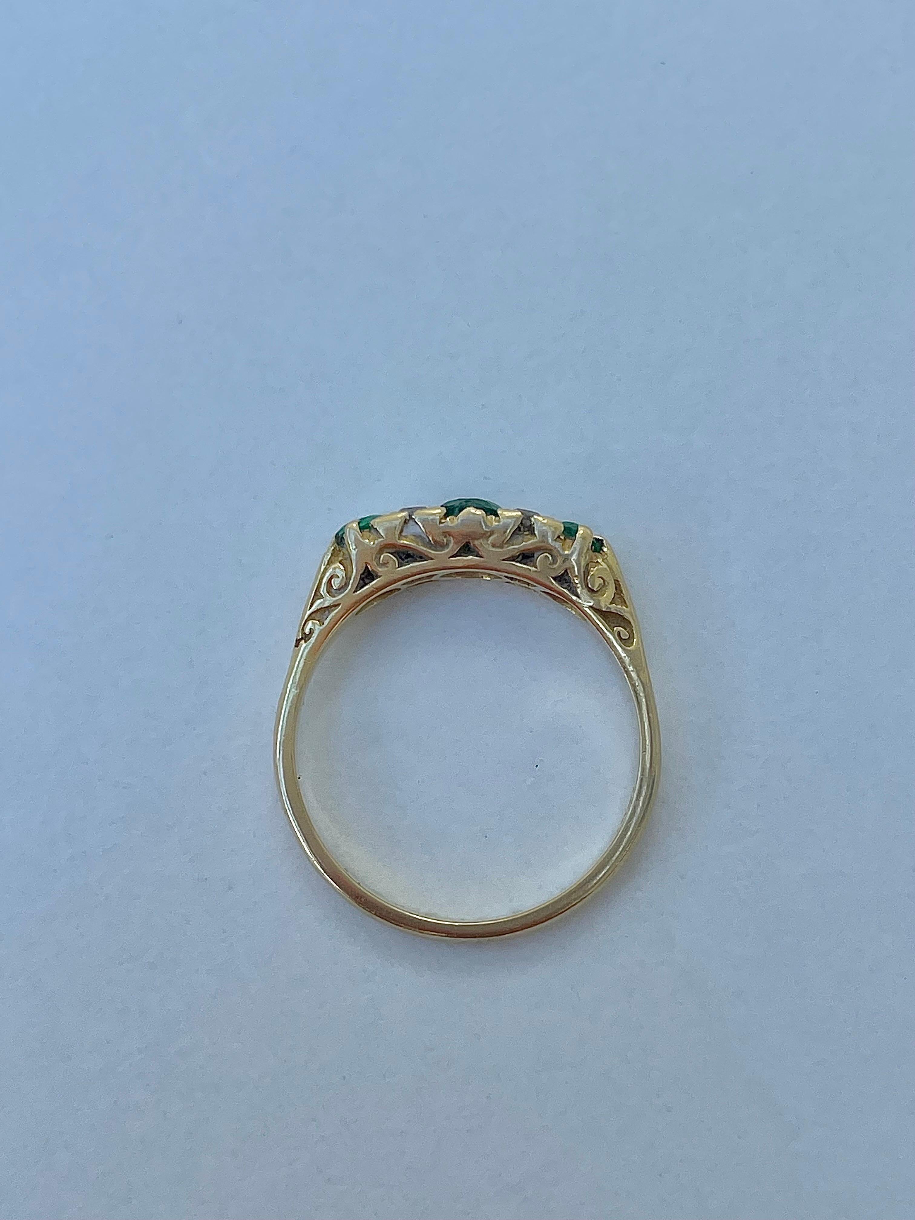 Antique 18ct Yellow Gold Emerald and Diamond Ring 
 In Good Condition In Chipping Campden, GB
