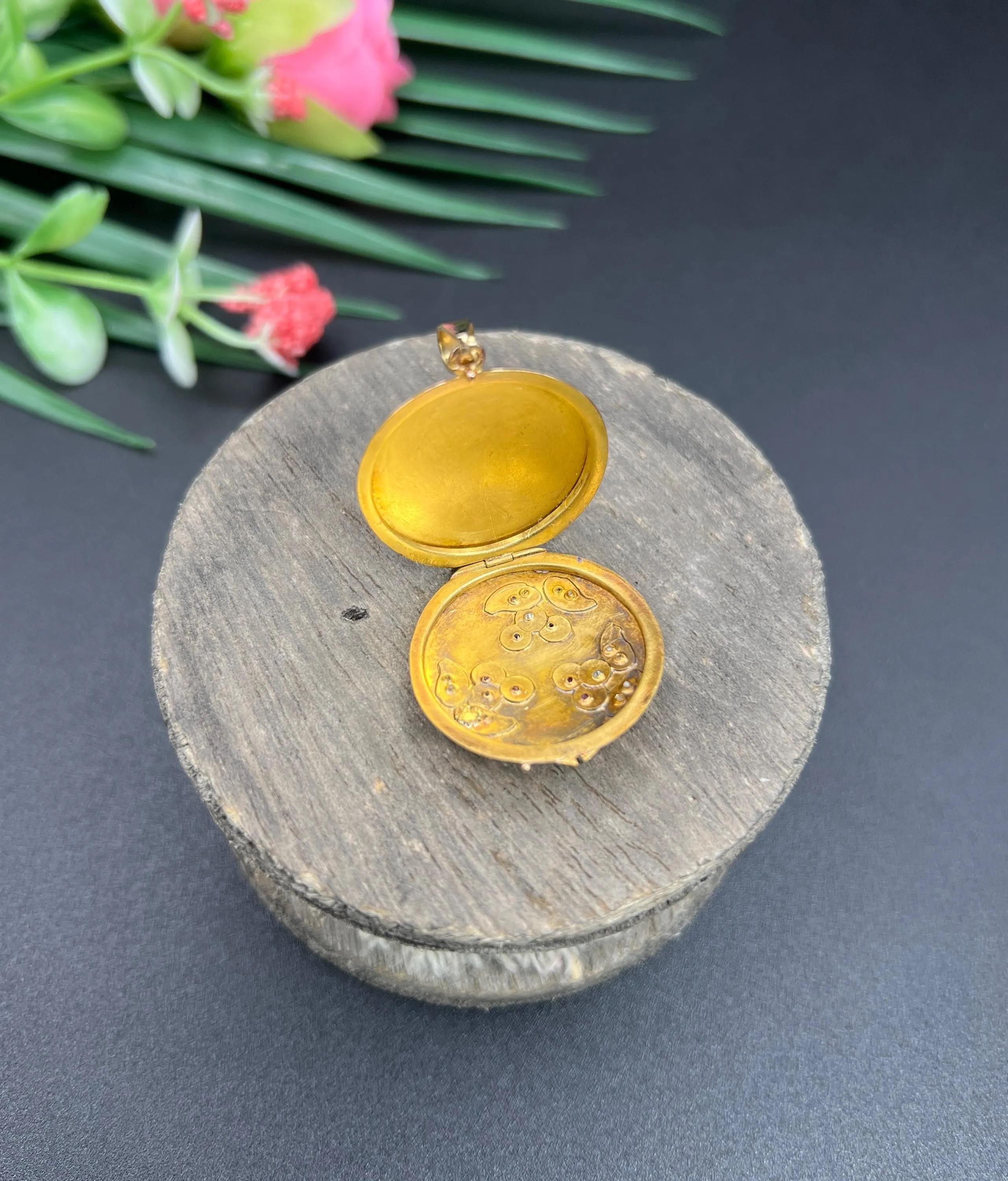 Antique médaillon en or jaune 18ct français, édouardien, avec rubis, diamants et perles de rocaille Unisexe en vente