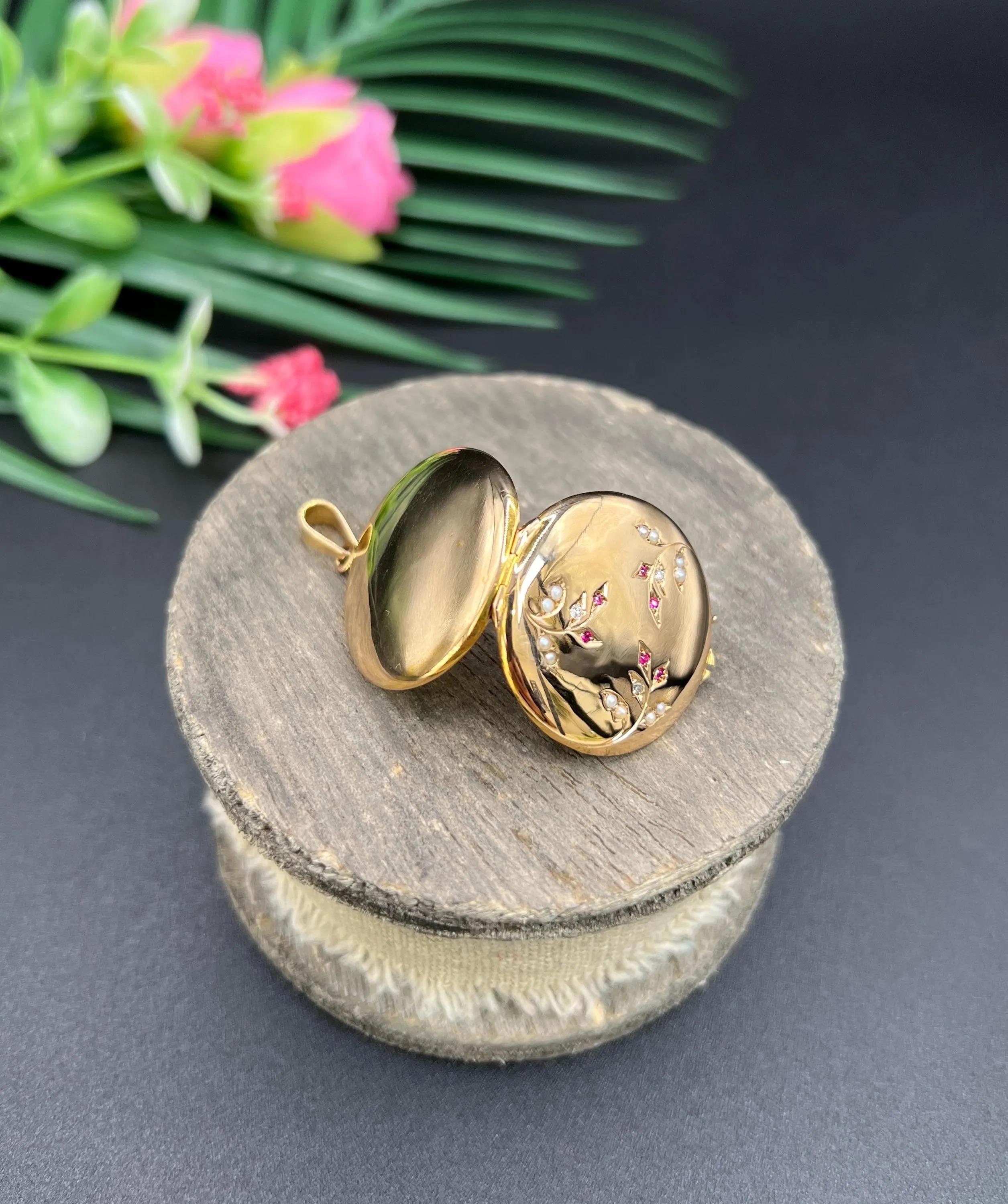 Antique médaillon en or jaune 18ct français, édouardien, avec rubis, diamants et perles de rocaille en vente 1