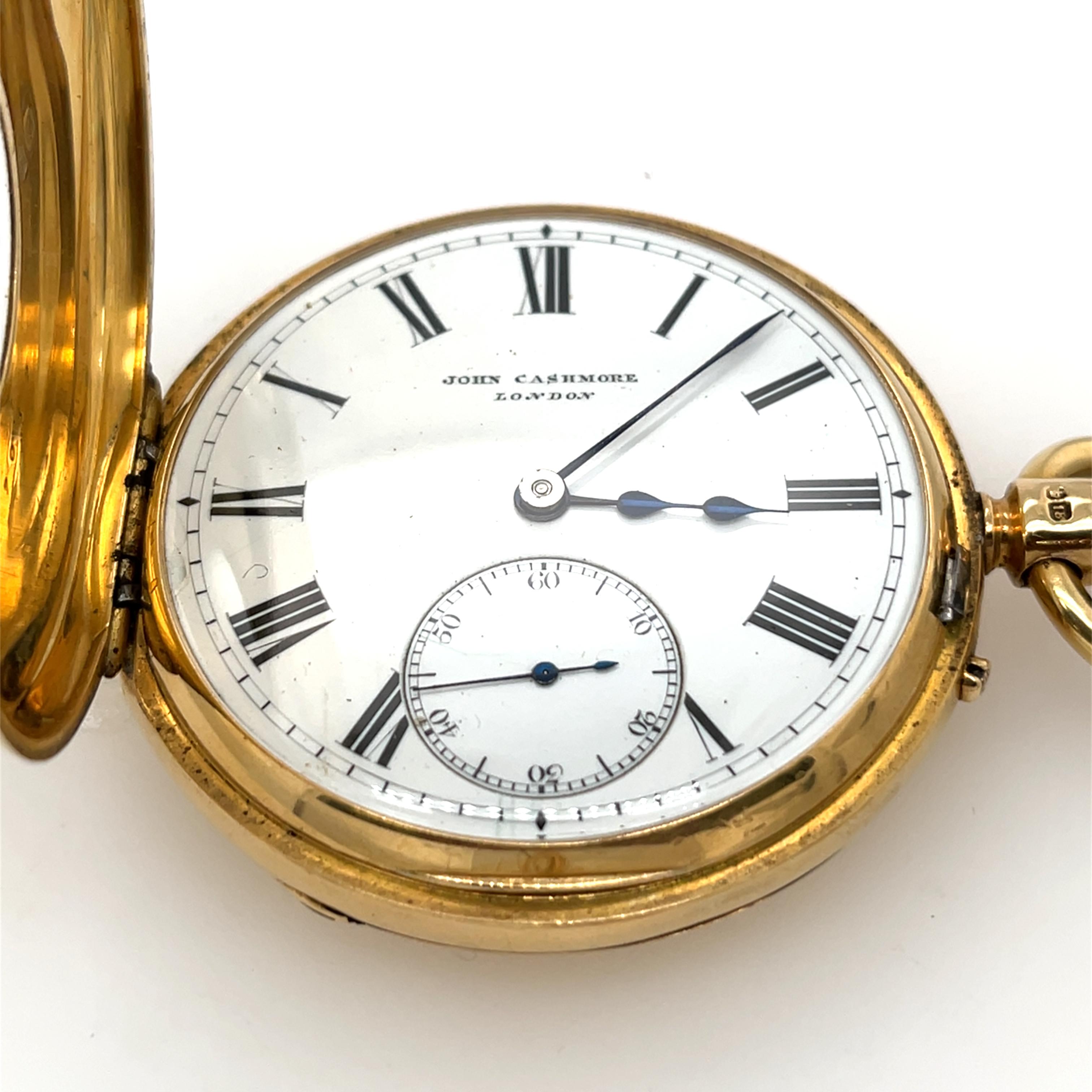 Este raro reloj de bolsillo antiguo de oro amarillo de 18 ct, obra del renombrado fabricante John Cashmore de Londres, encarna la elegancia clásica y la maestría artesanal. La caja de oro macizo, los intrincados detalles y el atractivo vintage hacen