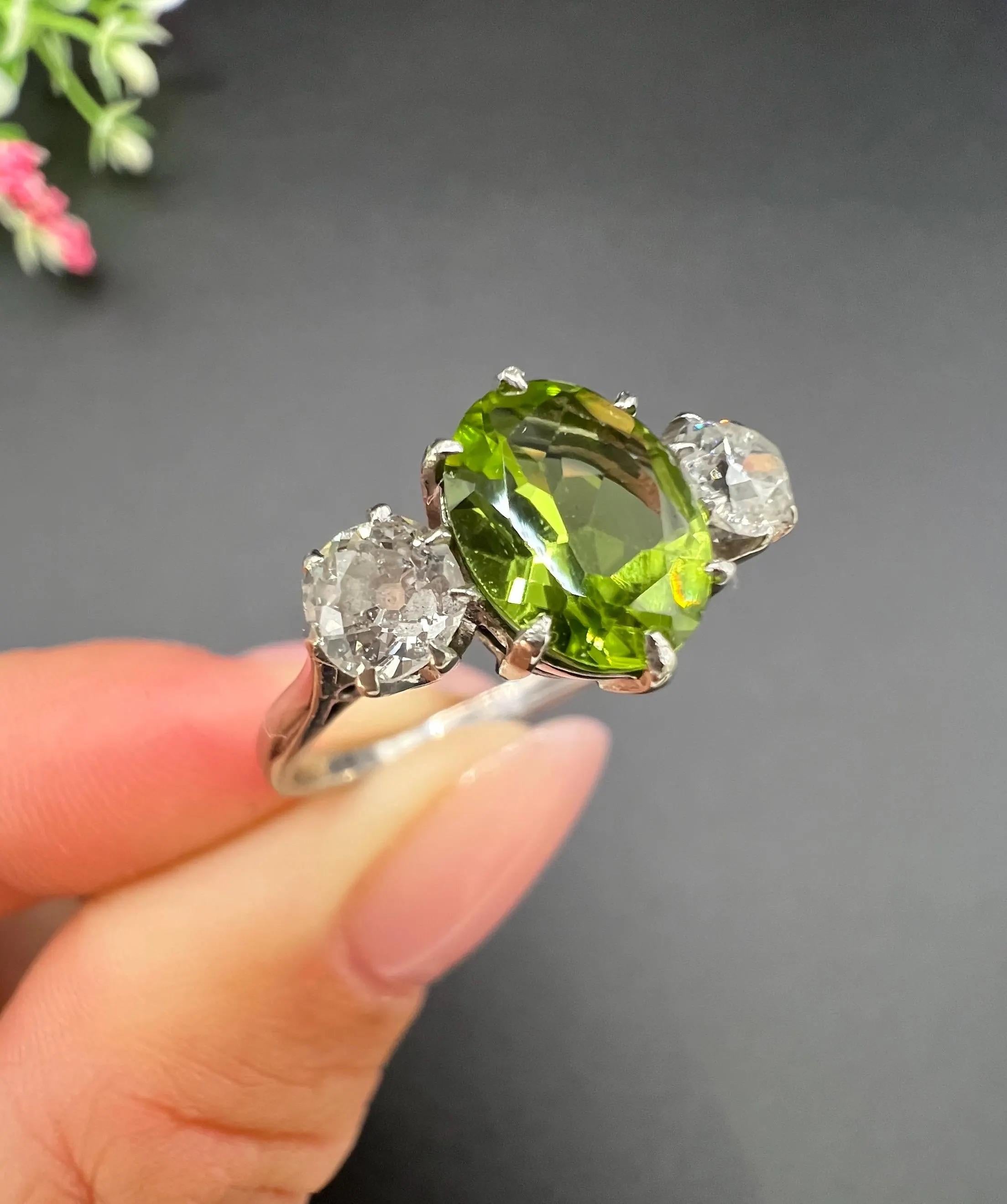 Bague ancienne à trois pierres en or jaune 18 ct et platine, datant des années 1920, avec péridot et diamant en vente 5