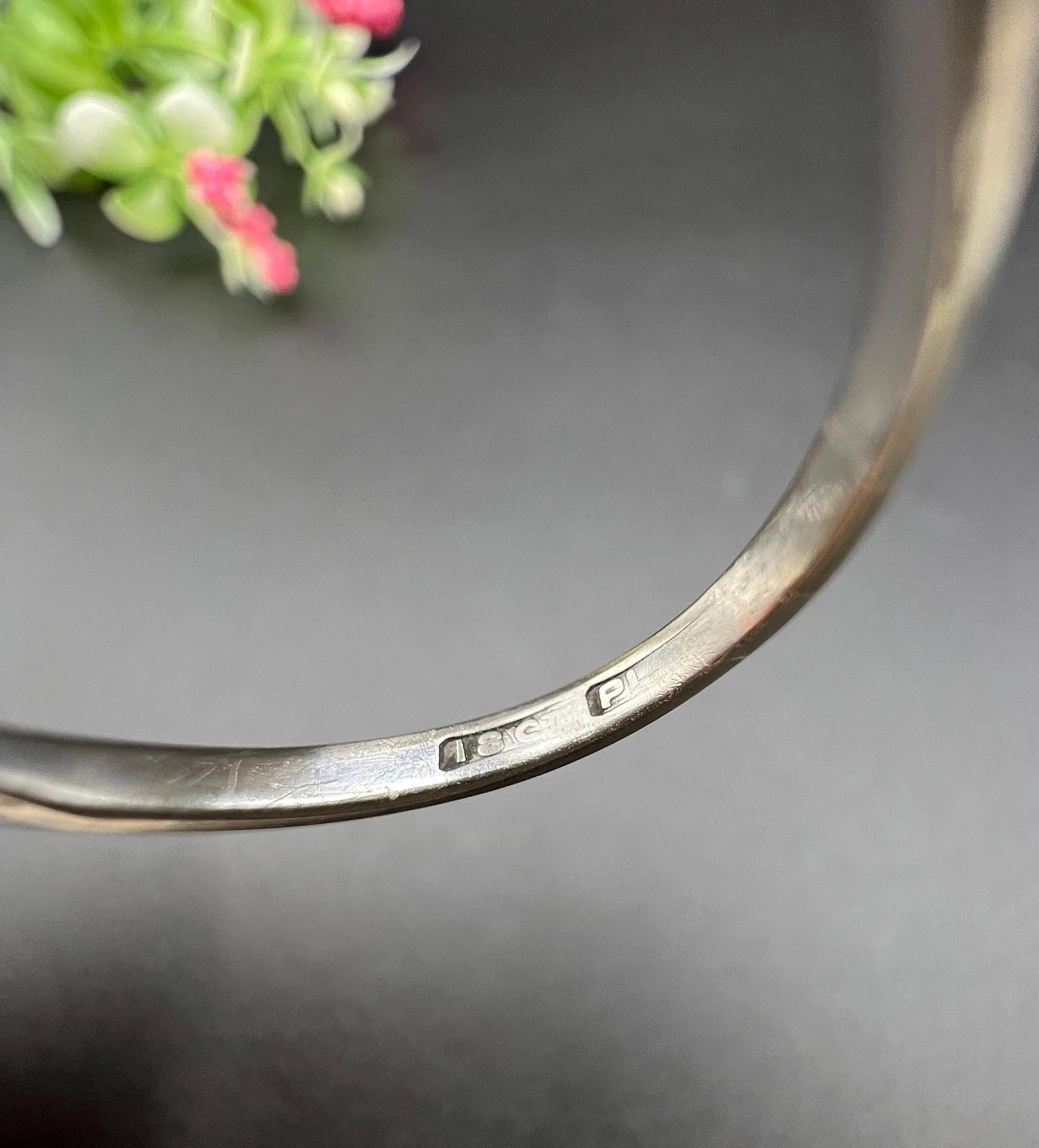 Bague ancienne à trois pierres en or jaune 18 ct et platine, datant des années 1920, avec péridot et diamant en vente 6