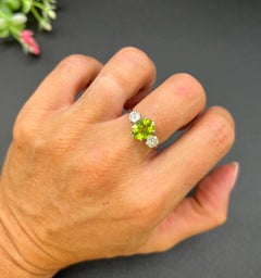 Antico anello a tre pietre in oro giallo 18ct e platino, 1920, con peridoto e diamanti
