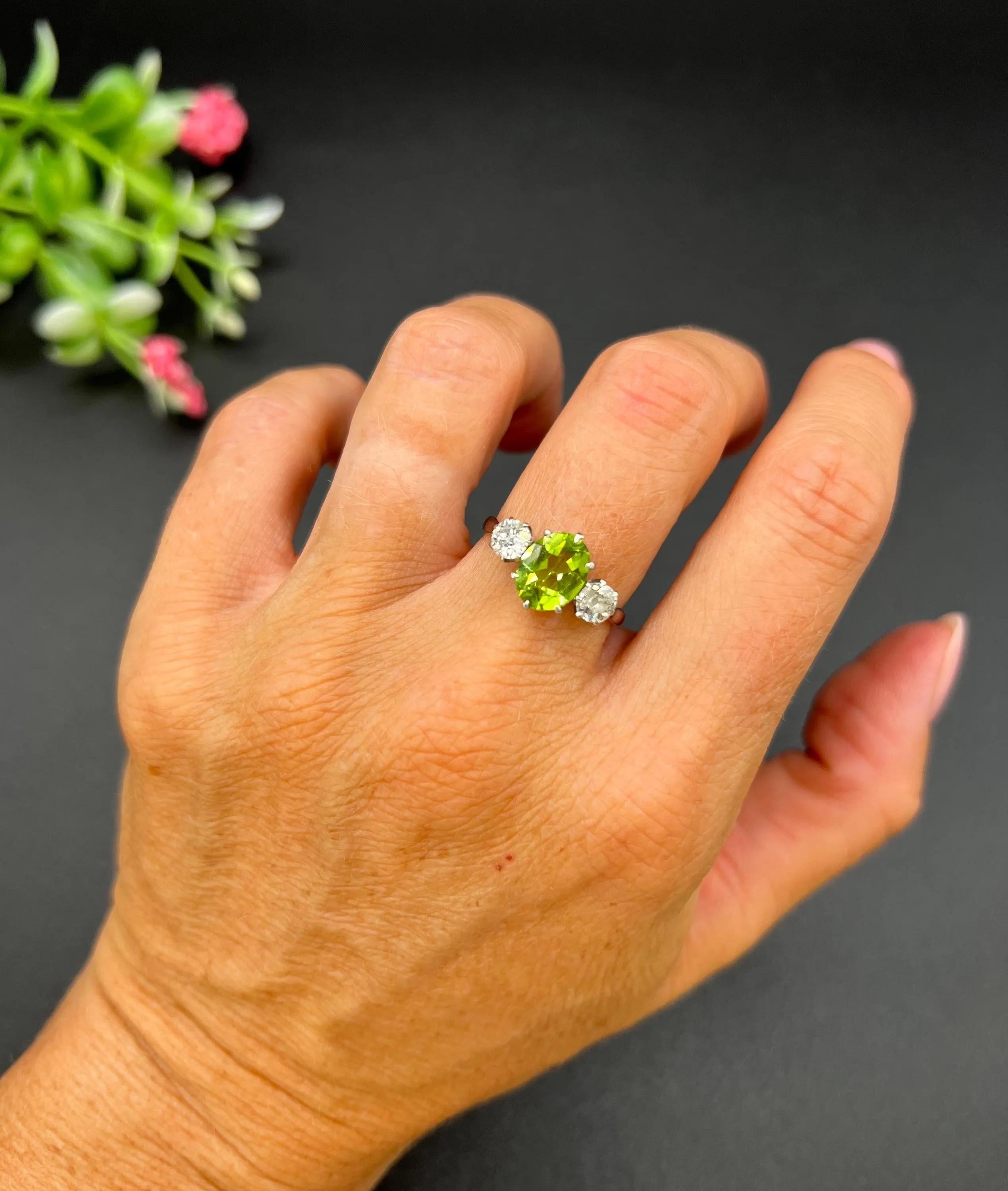 Taille ovale Bague ancienne à trois pierres en or jaune 18 ct et platine, datant des années 1920, avec péridot et diamant en vente