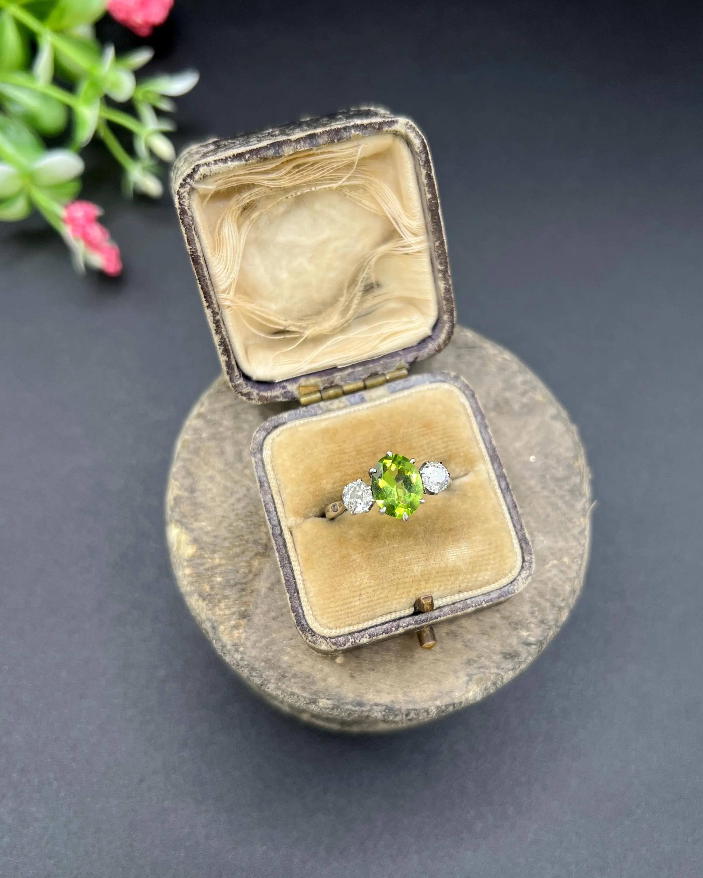 Bague ancienne à trois pierres en or jaune 18 ct et platine, datant des années 1920, avec péridot et diamant Bon état - En vente à Brighton, GB