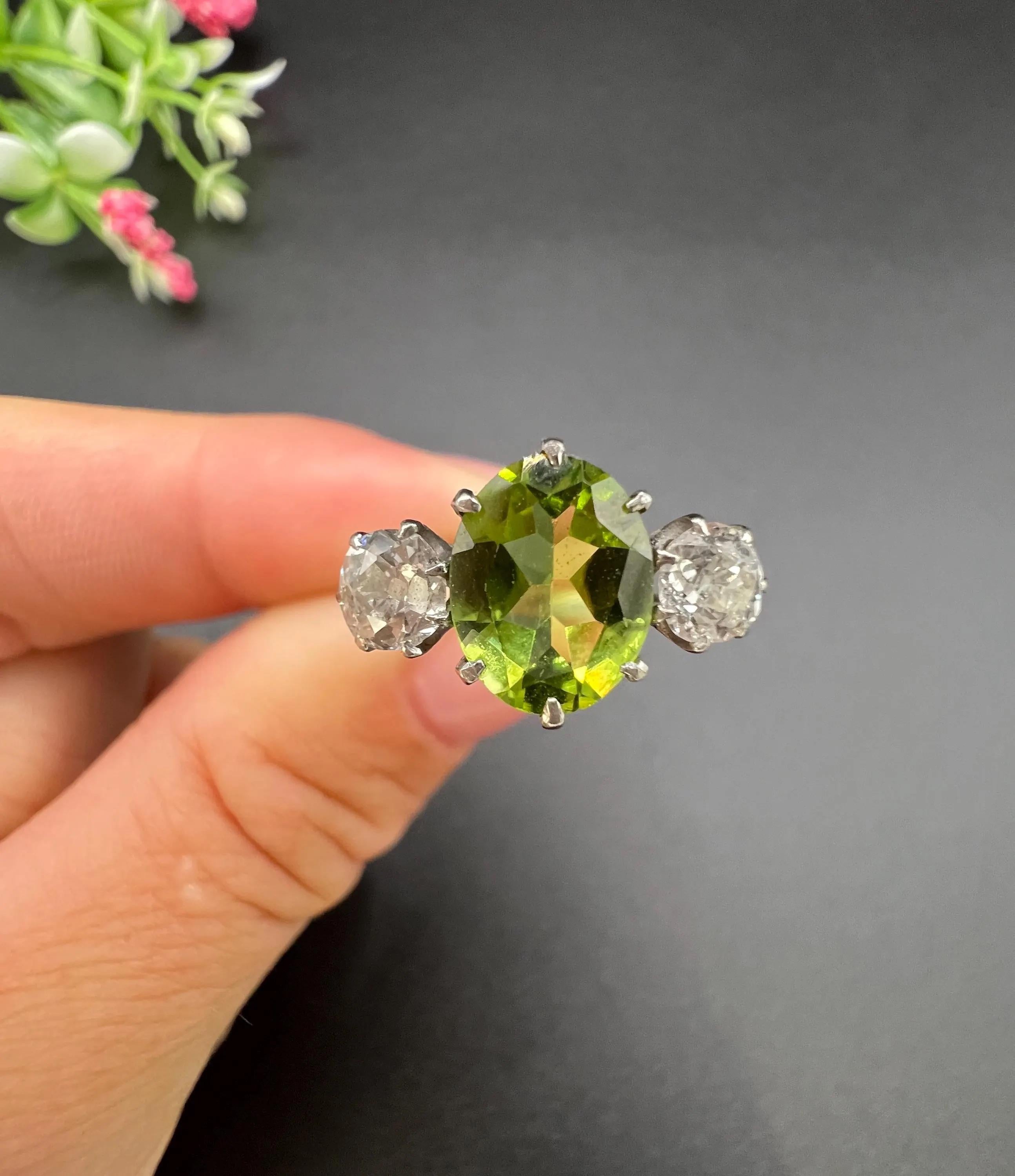 Bague ancienne à trois pierres en or jaune 18 ct et platine, datant des années 1920, avec péridot et diamant en vente 1