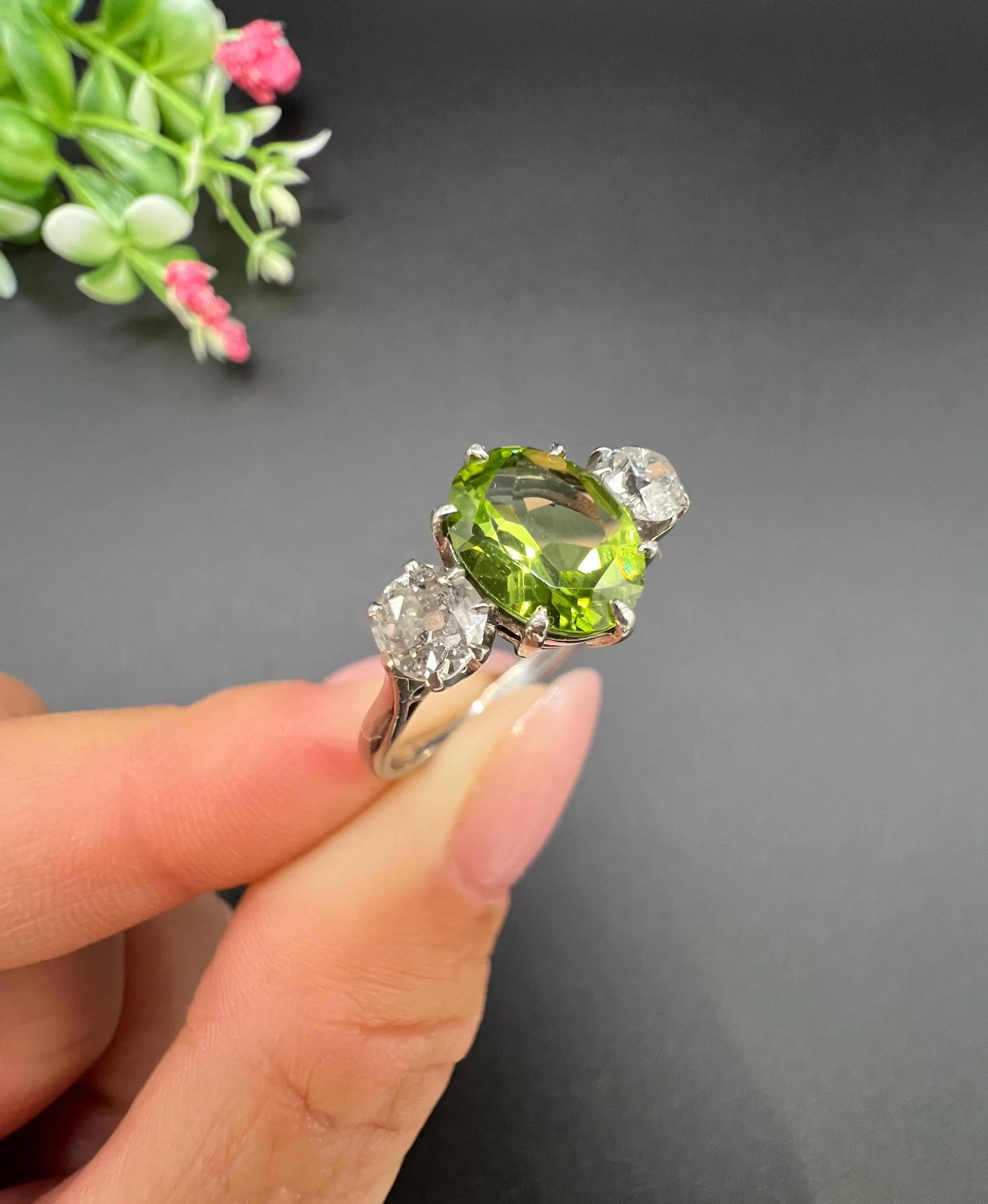 Bague ancienne à trois pierres en or jaune 18 ct et platine, datant des années 1920, avec péridot et diamant en vente 2