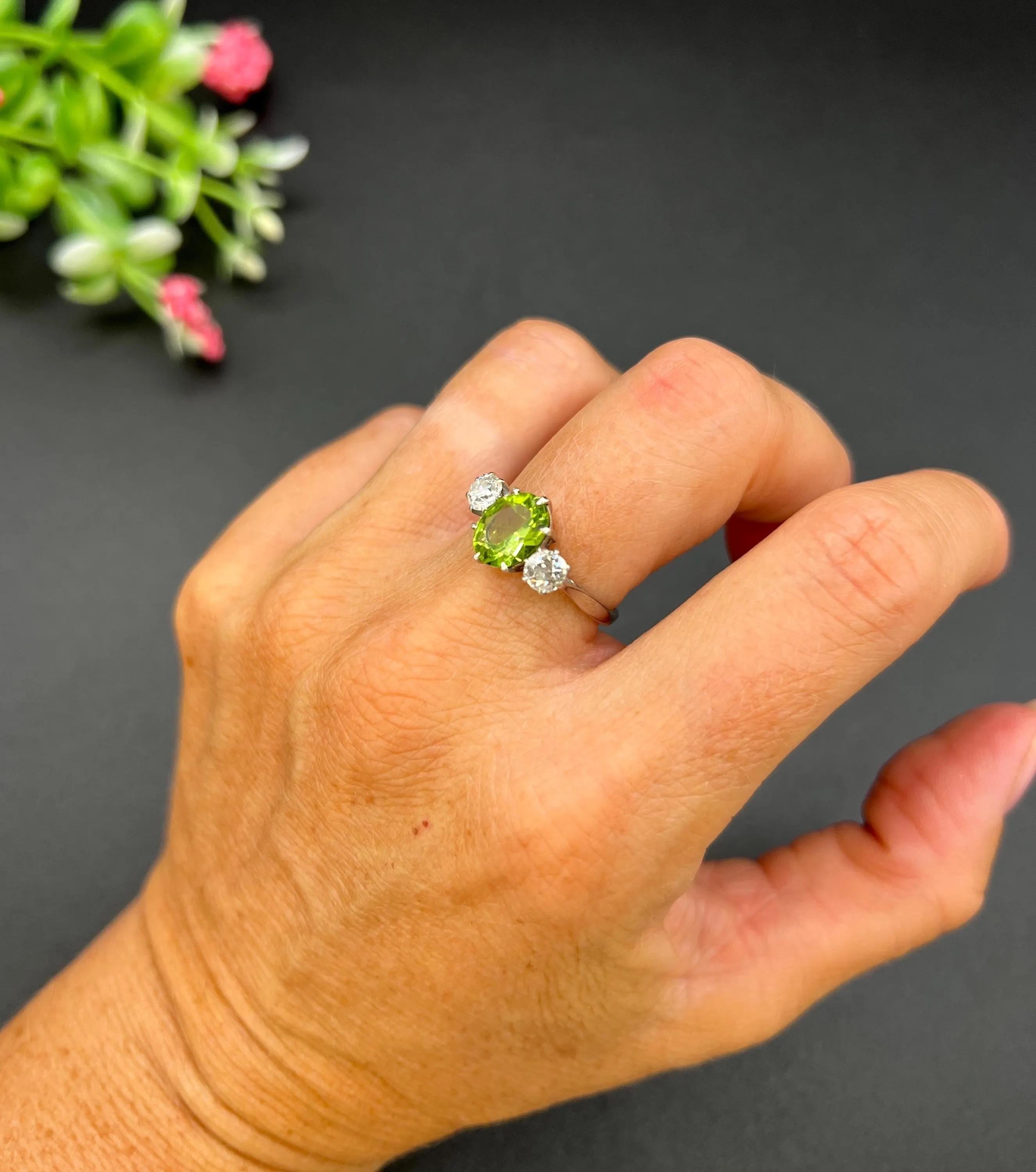 Bague ancienne à trois pierres en or jaune 18 ct et platine, datant des années 1920, avec péridot et diamant en vente 3
